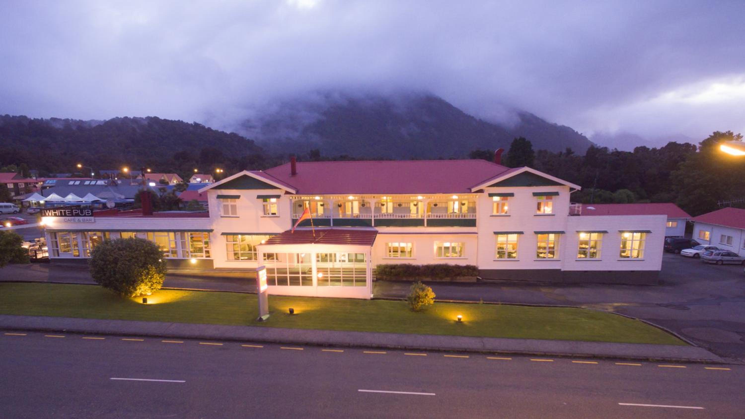 Hotel Heartland Hotel Fox Glacier - Image 1