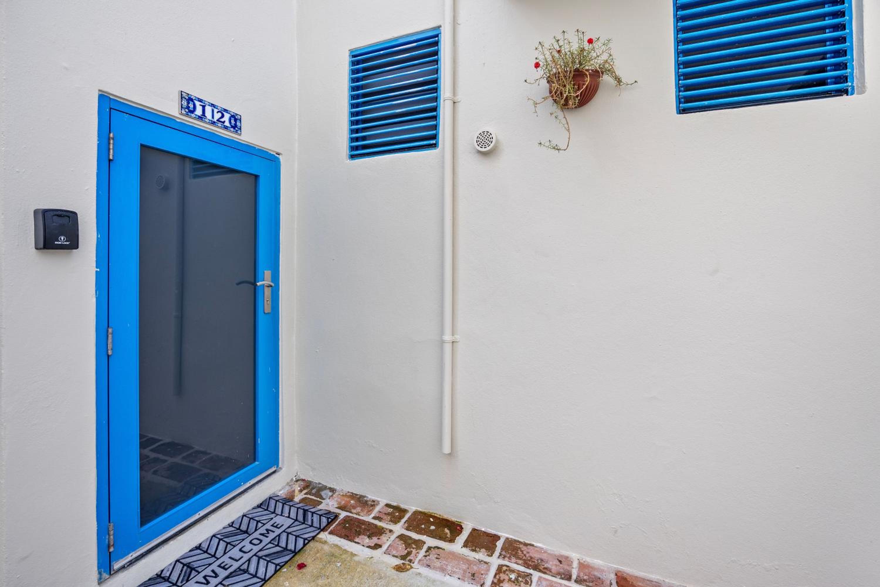 APT Spacious with Patio - Self Check In - MM12 view 3