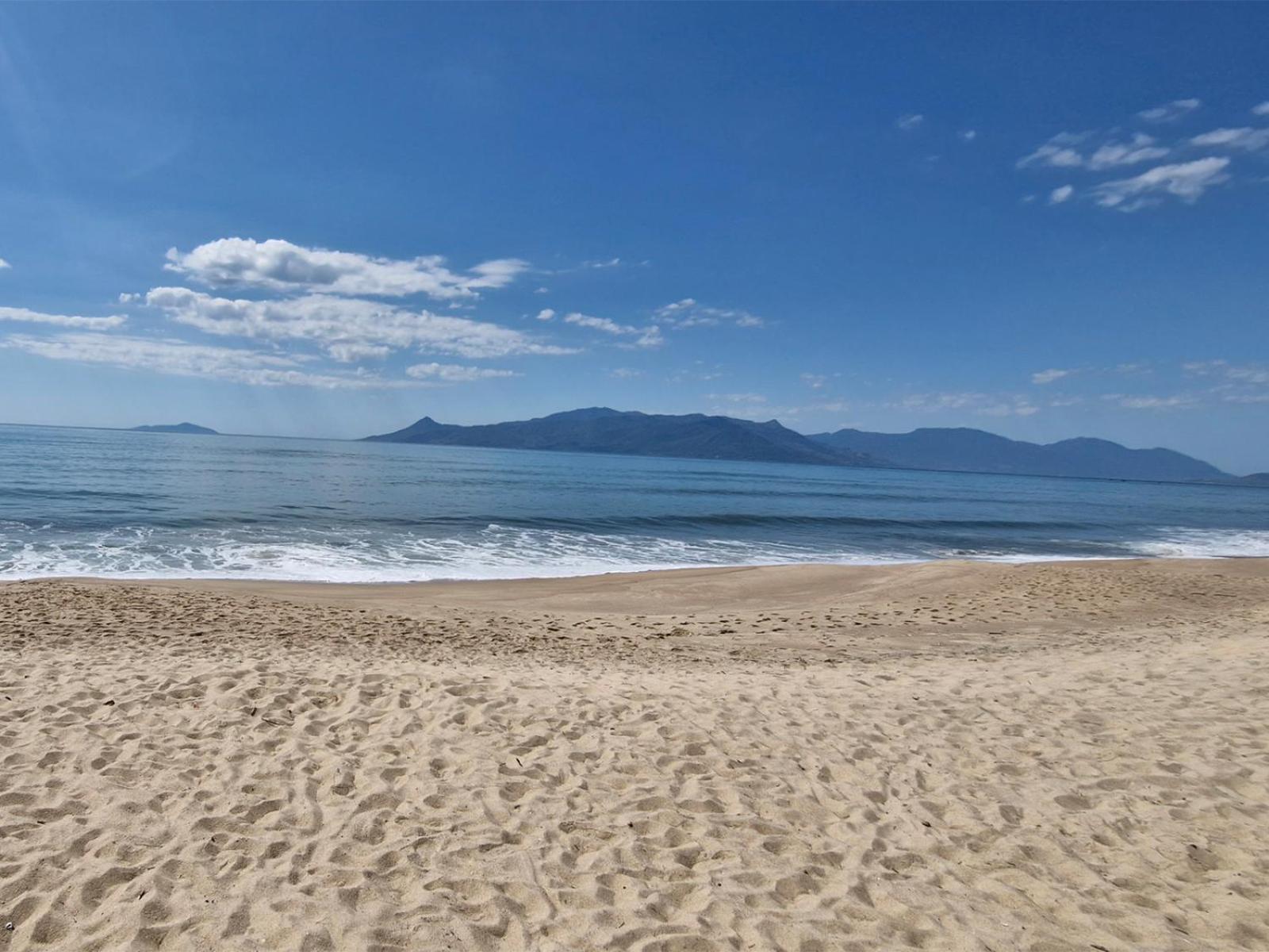 Casa com piscina em condomínio de frente à praia