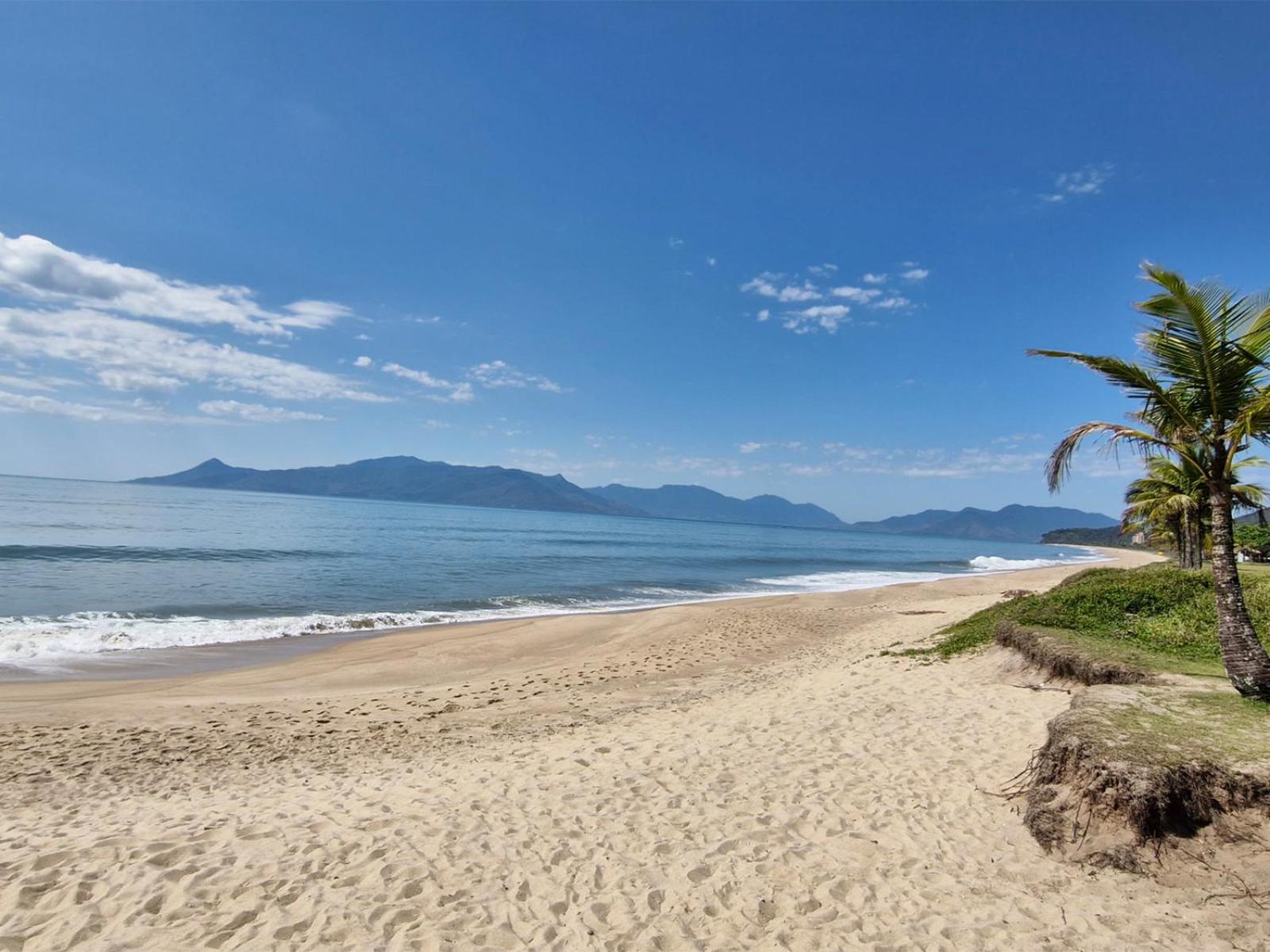 Casa com piscina em condomínio de frente à praia