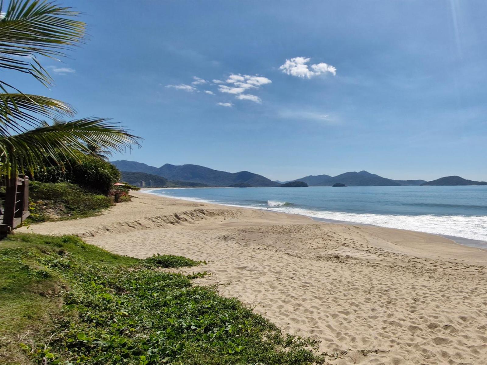 Casa com piscina em condomínio de frente à praia