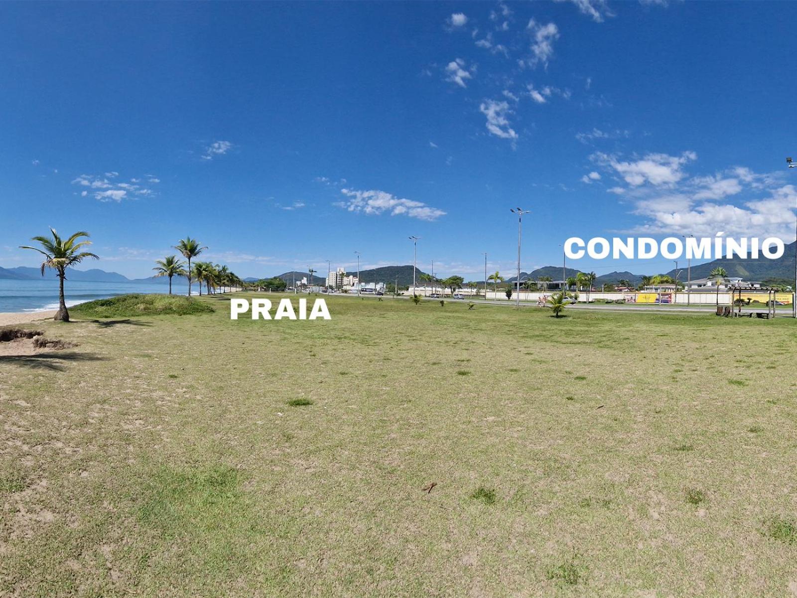 Casa com piscina em condomínio de frente à praia