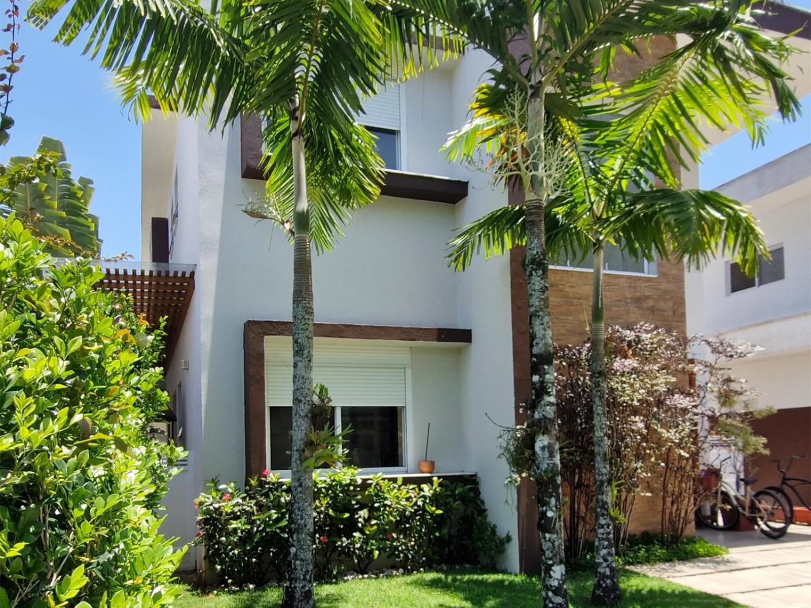 Casa com piscina em condomínio de frente à praia