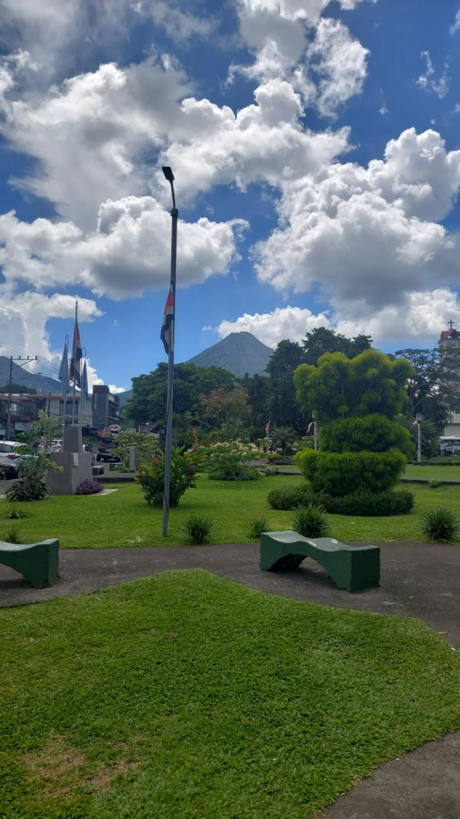 Yellow House - Country house near La Fortuna