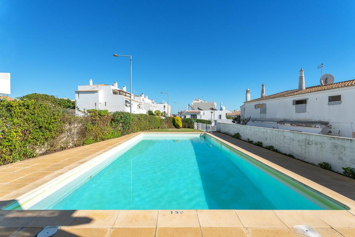 Host Wise - Serene Spacious House - Swimming Pool & Garden view 4