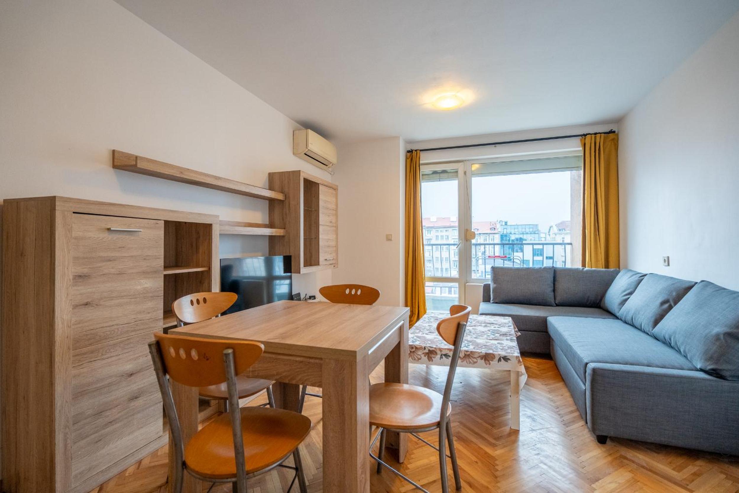 Central 1BDR Private parking