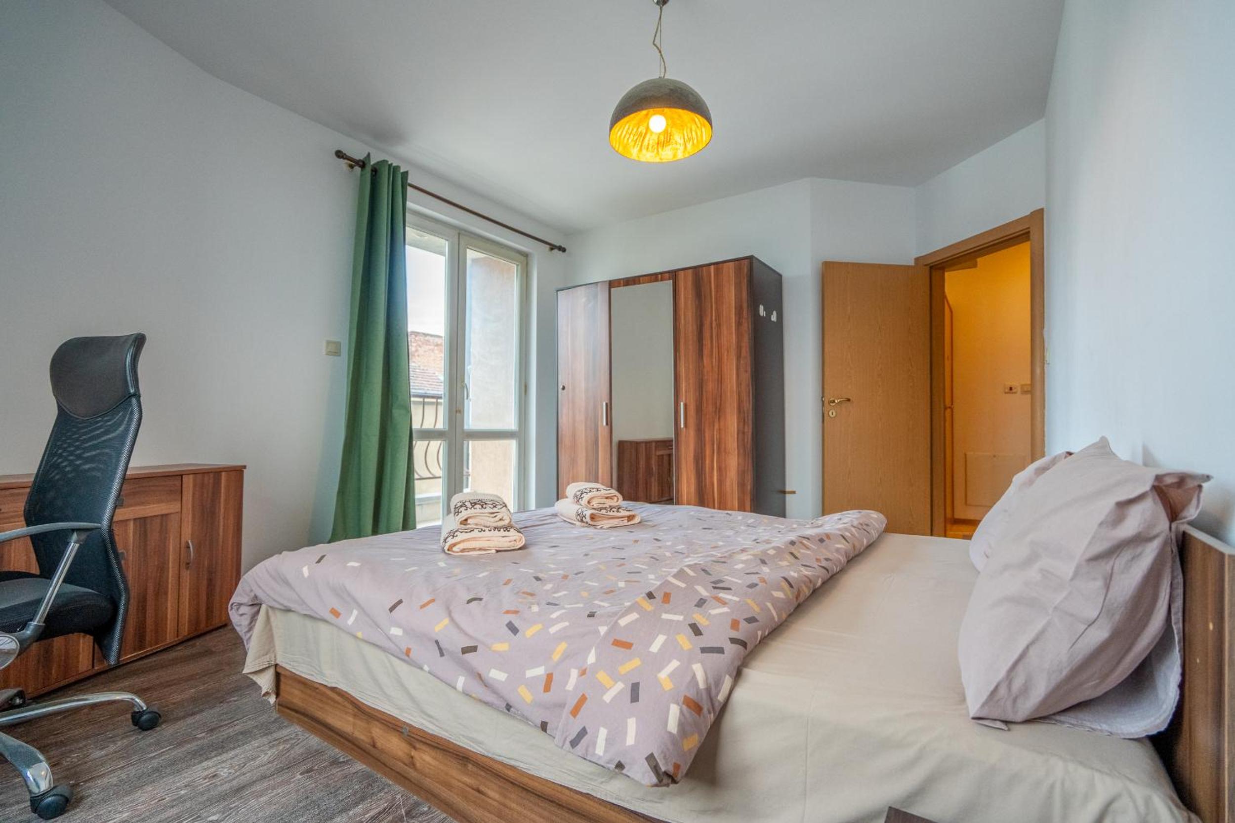 Central 1BDR Private parking