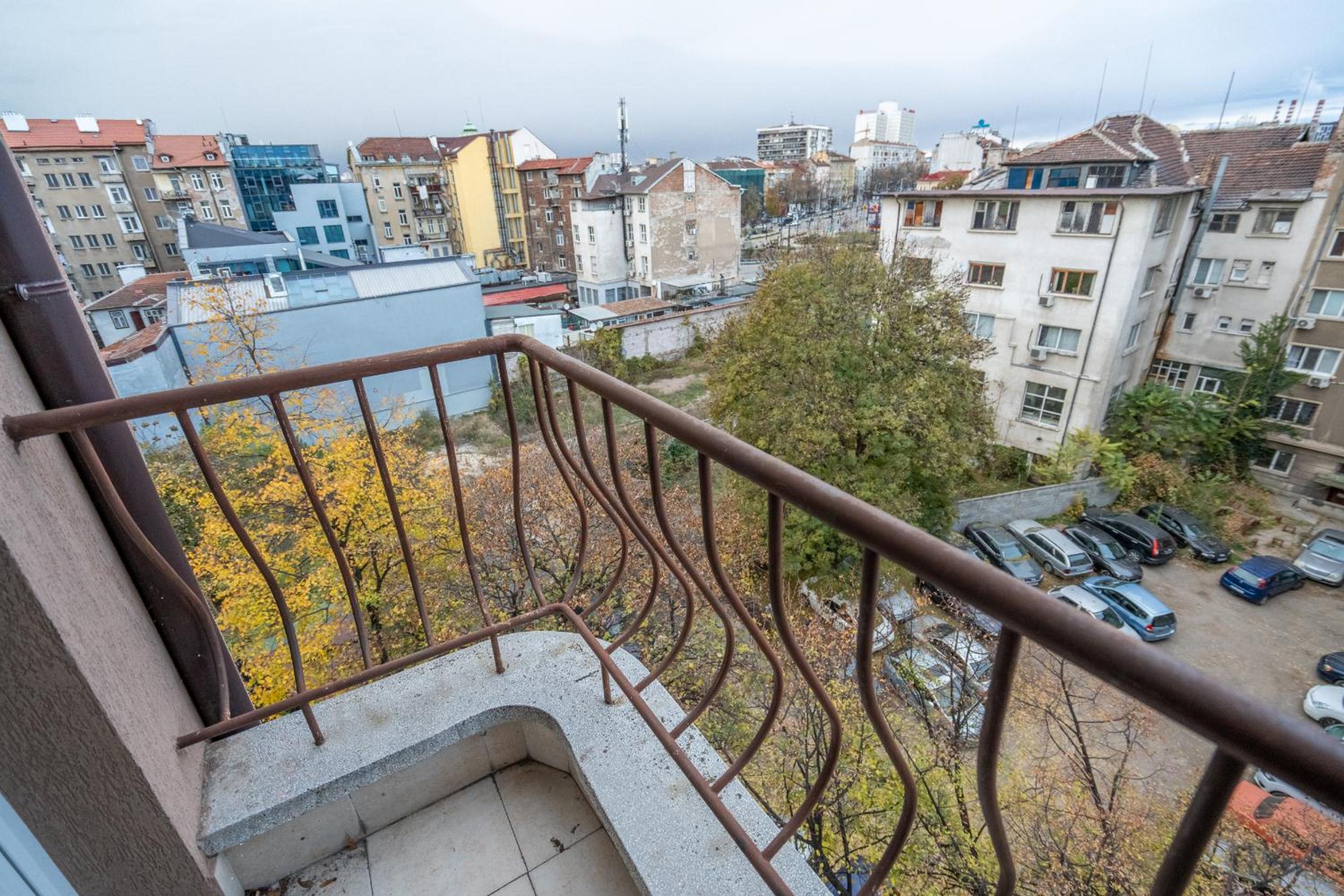 Central 1BDR Private parking