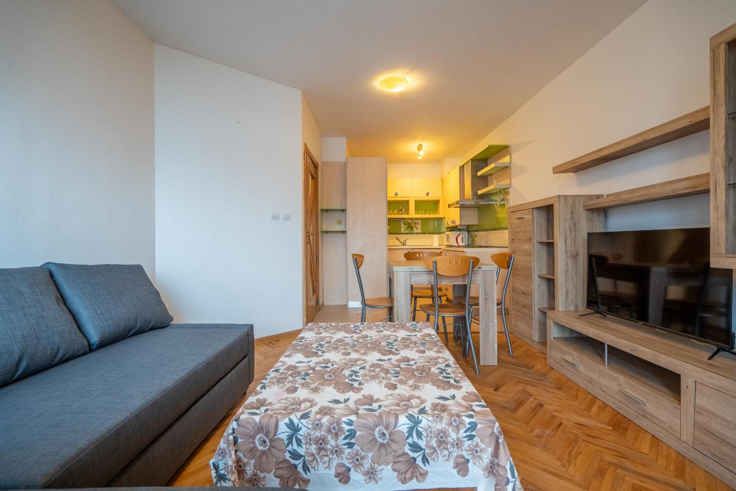 Central 1BDR Private parking