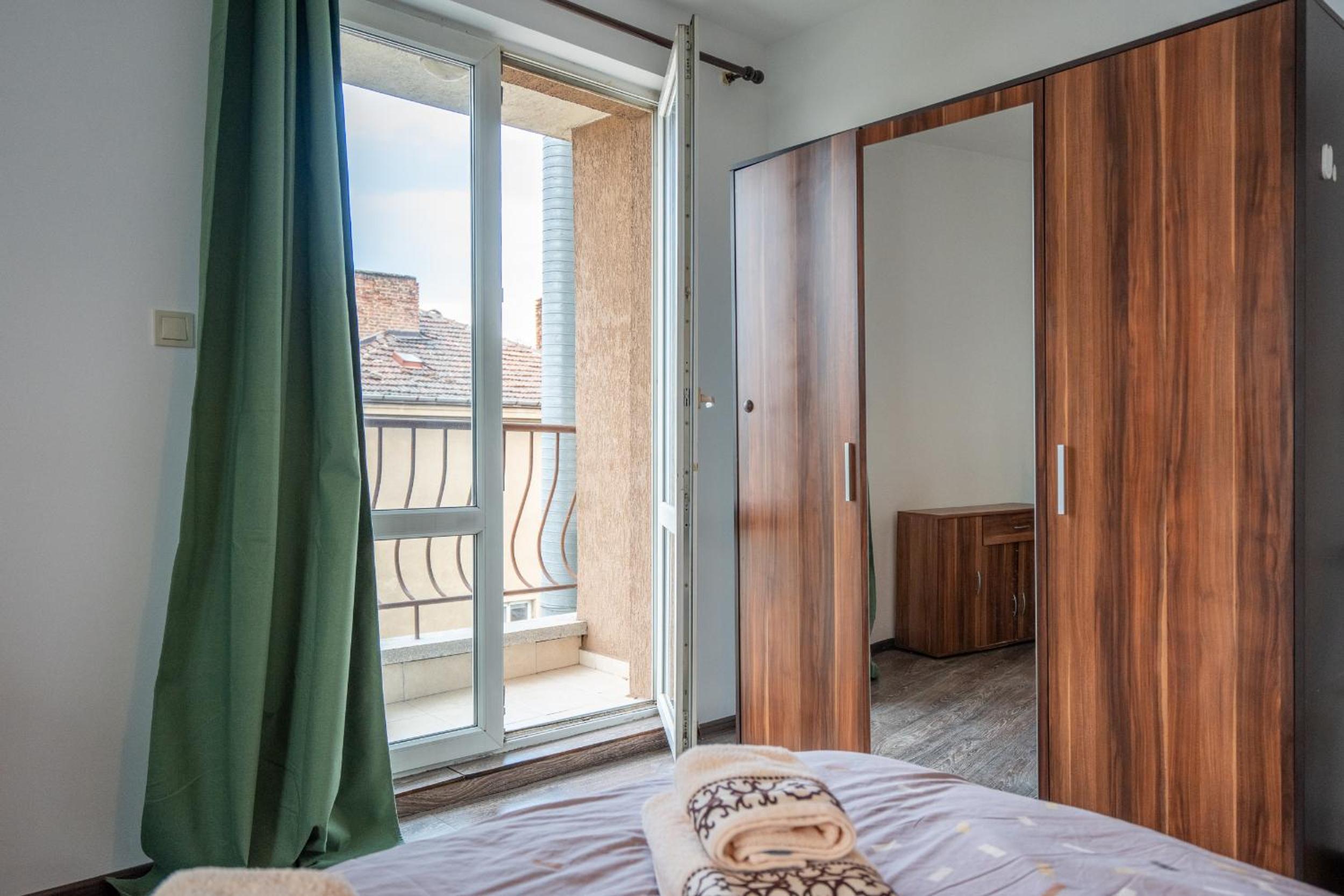 Central 1BDR Private parking