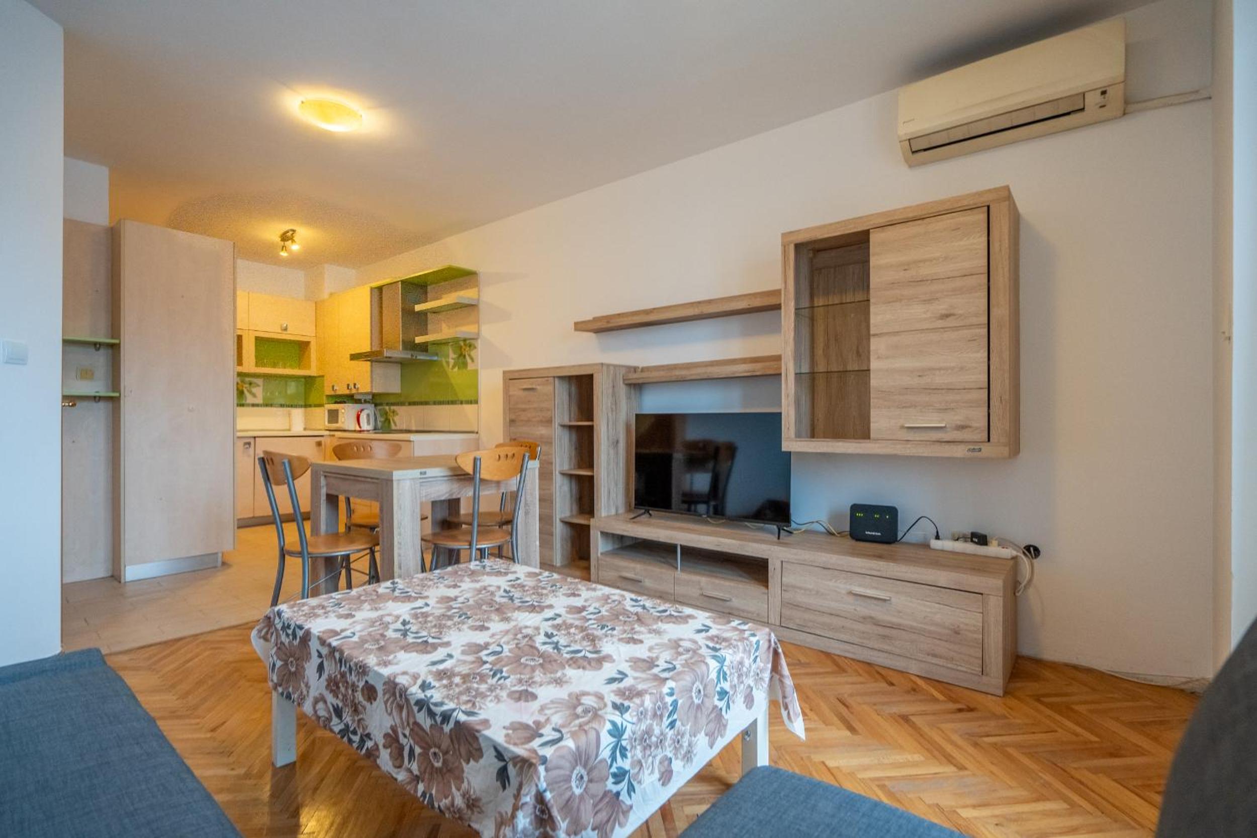 Central 1BDR Private parking
