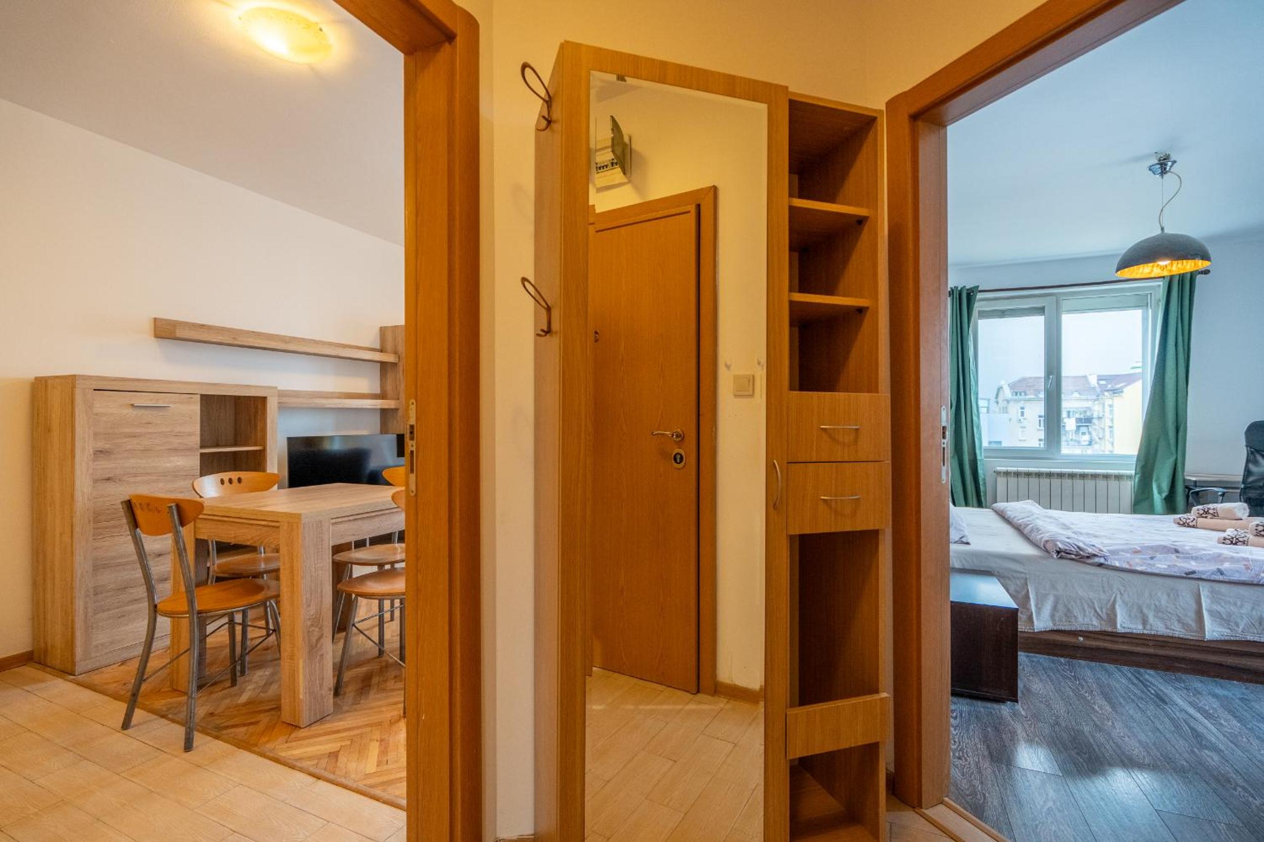 Central 1BDR Private parking