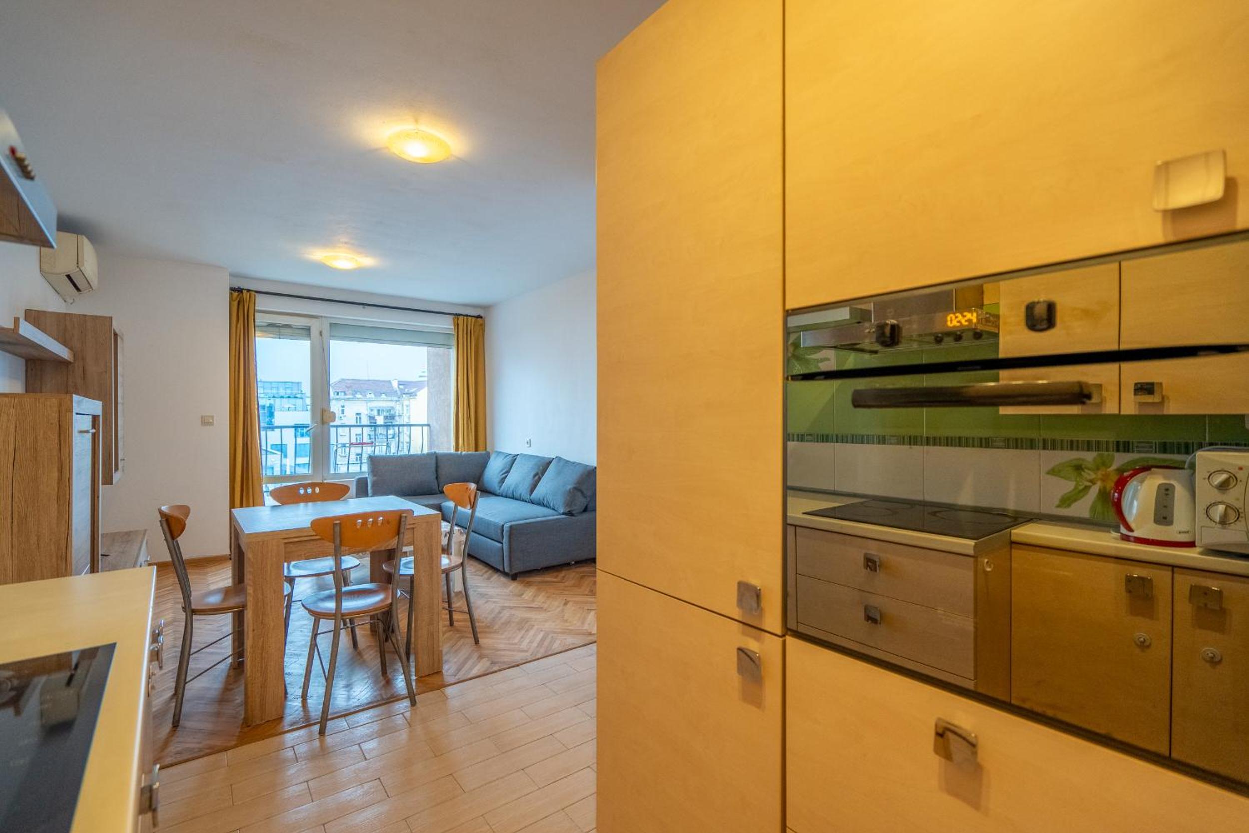 Central 1BDR Private parking