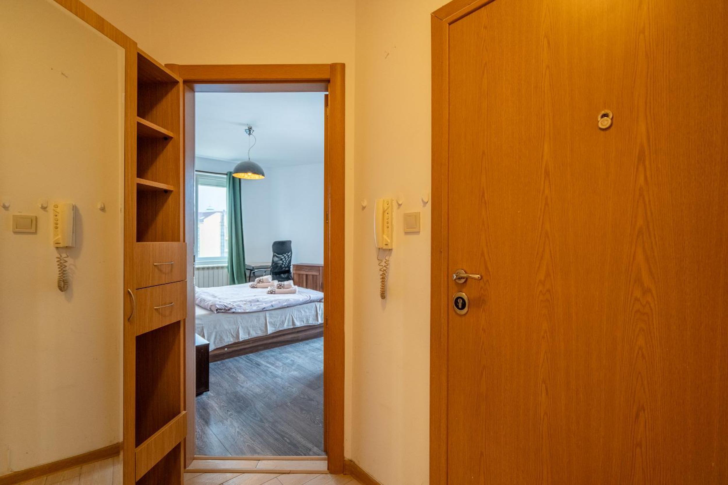Central 1BDR Private parking