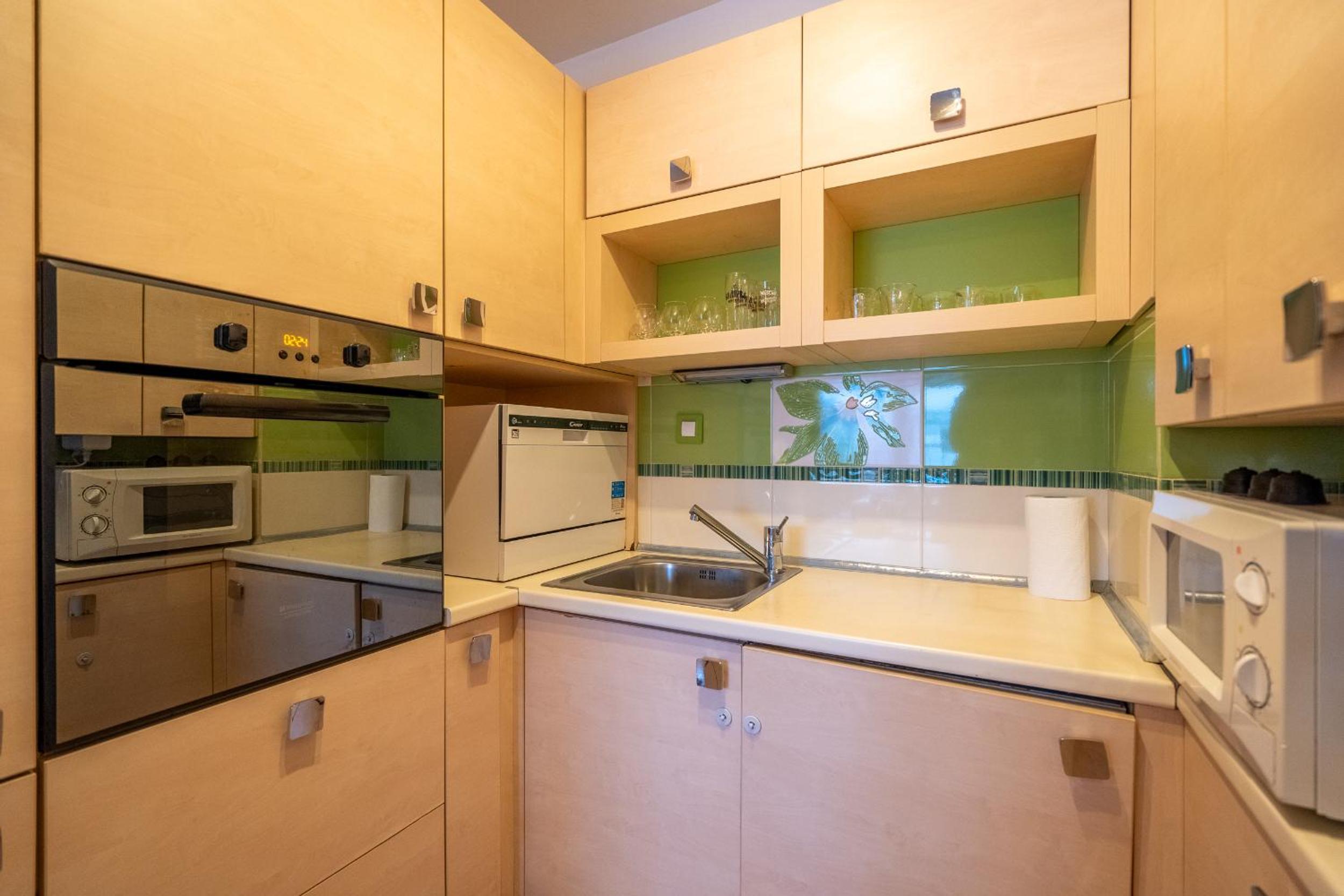 Central 1BDR Private parking