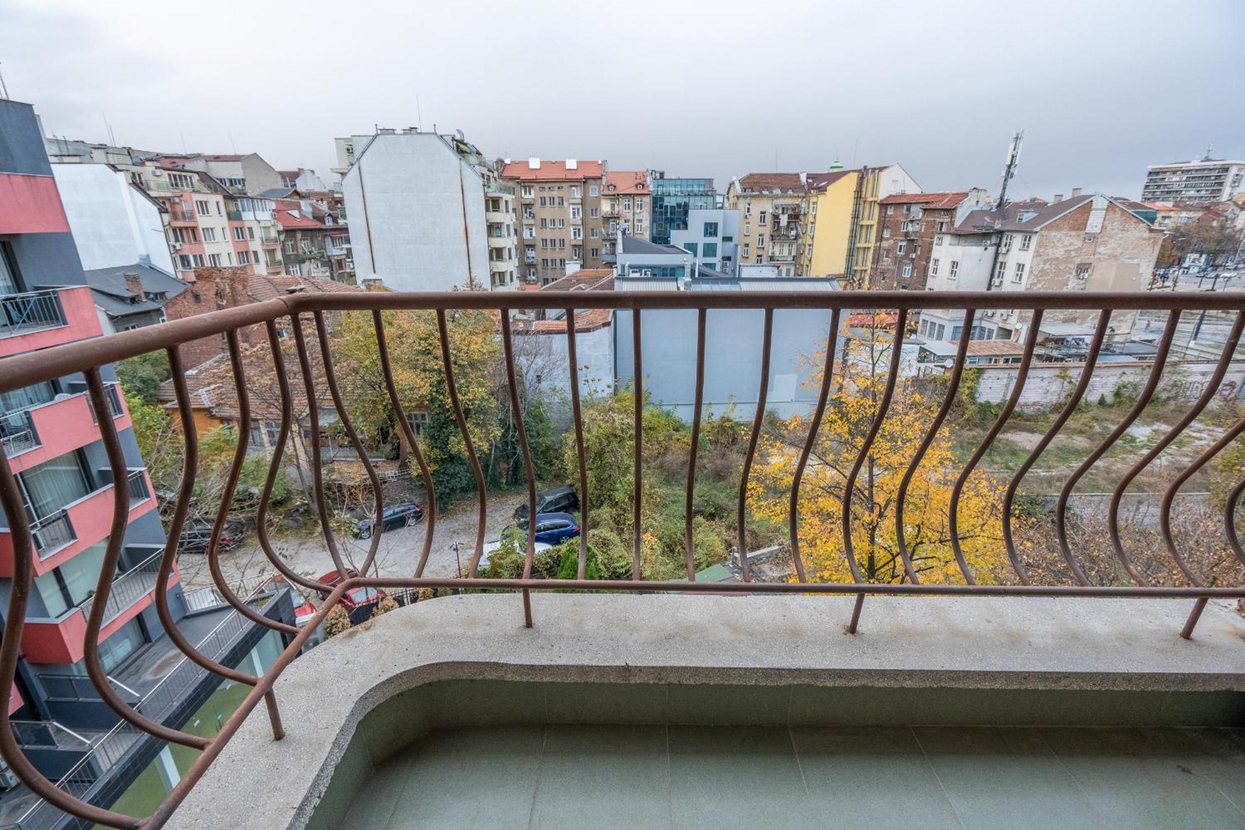 Central 1BDR Private parking