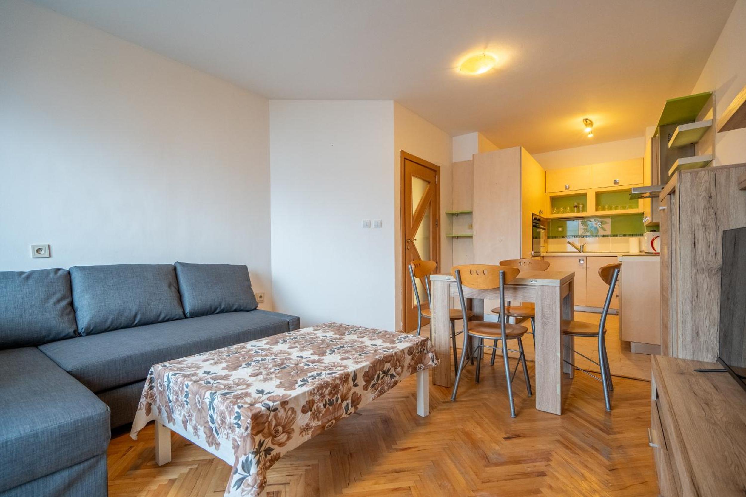 Central 1BDR Private parking