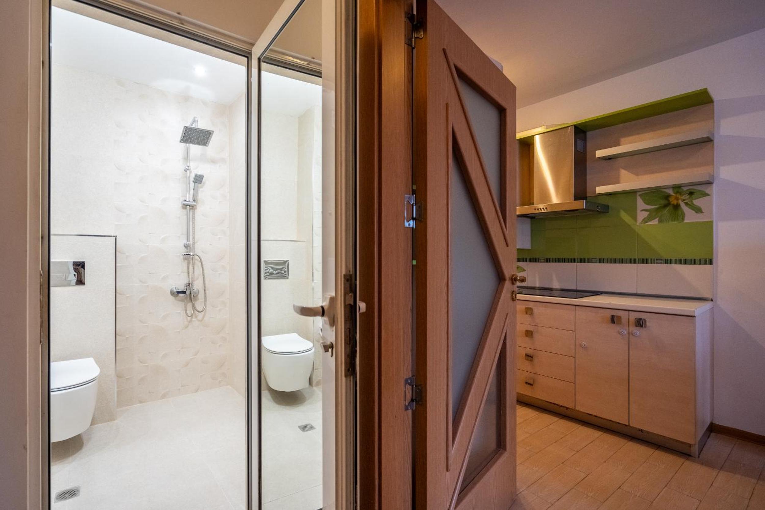 Central 1BDR Private parking