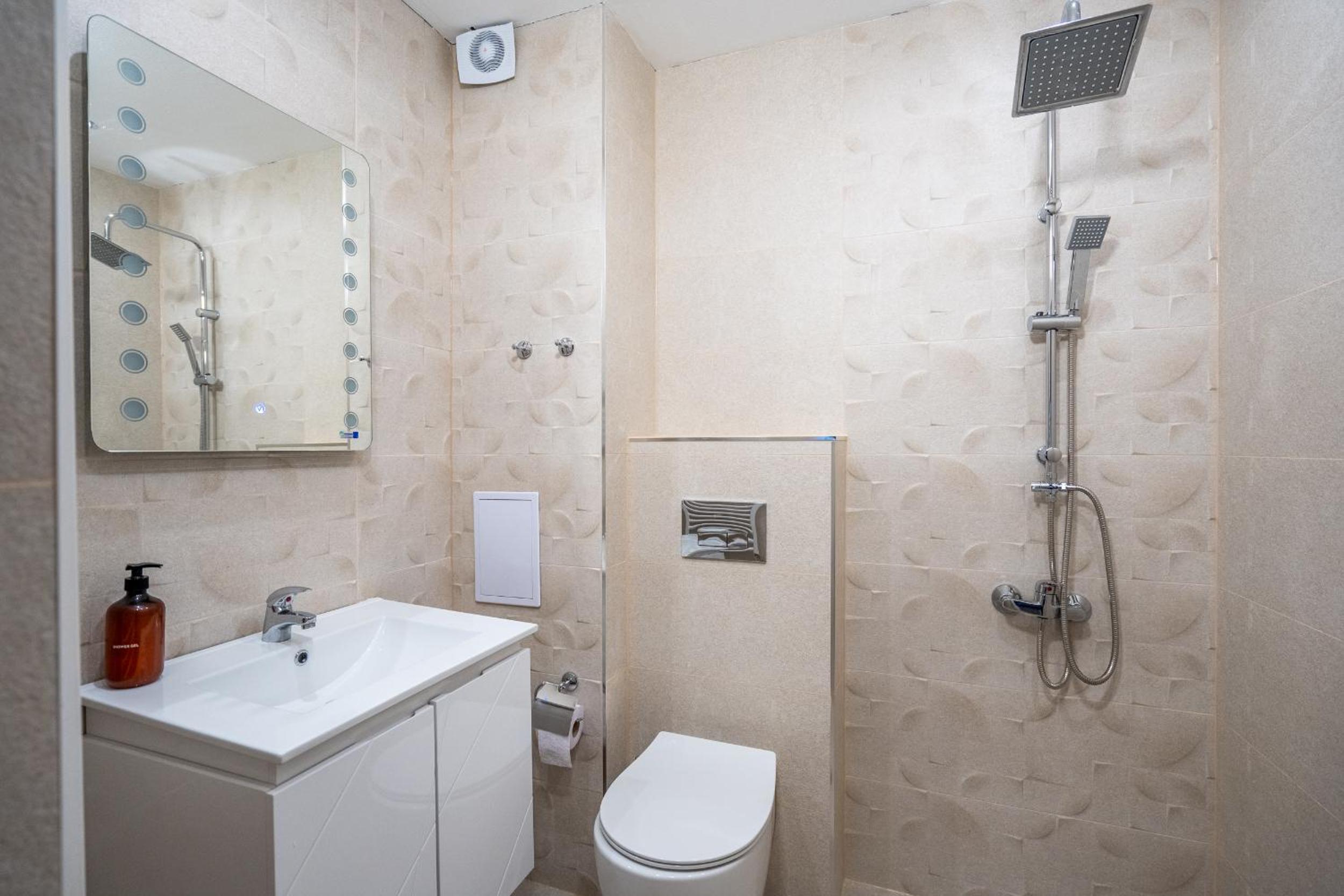 Central 1BDR Private parking