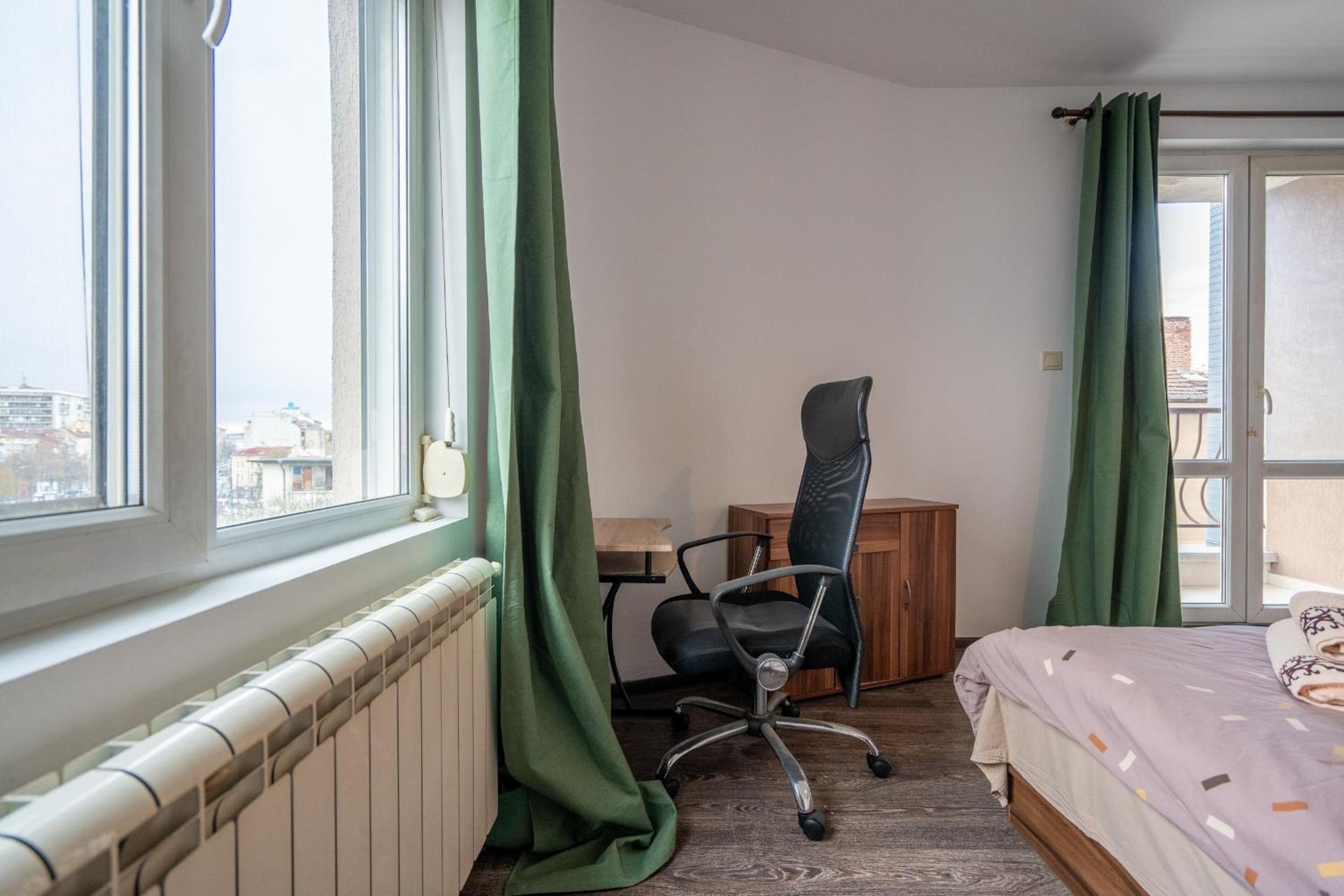 Central 1BDR Private parking