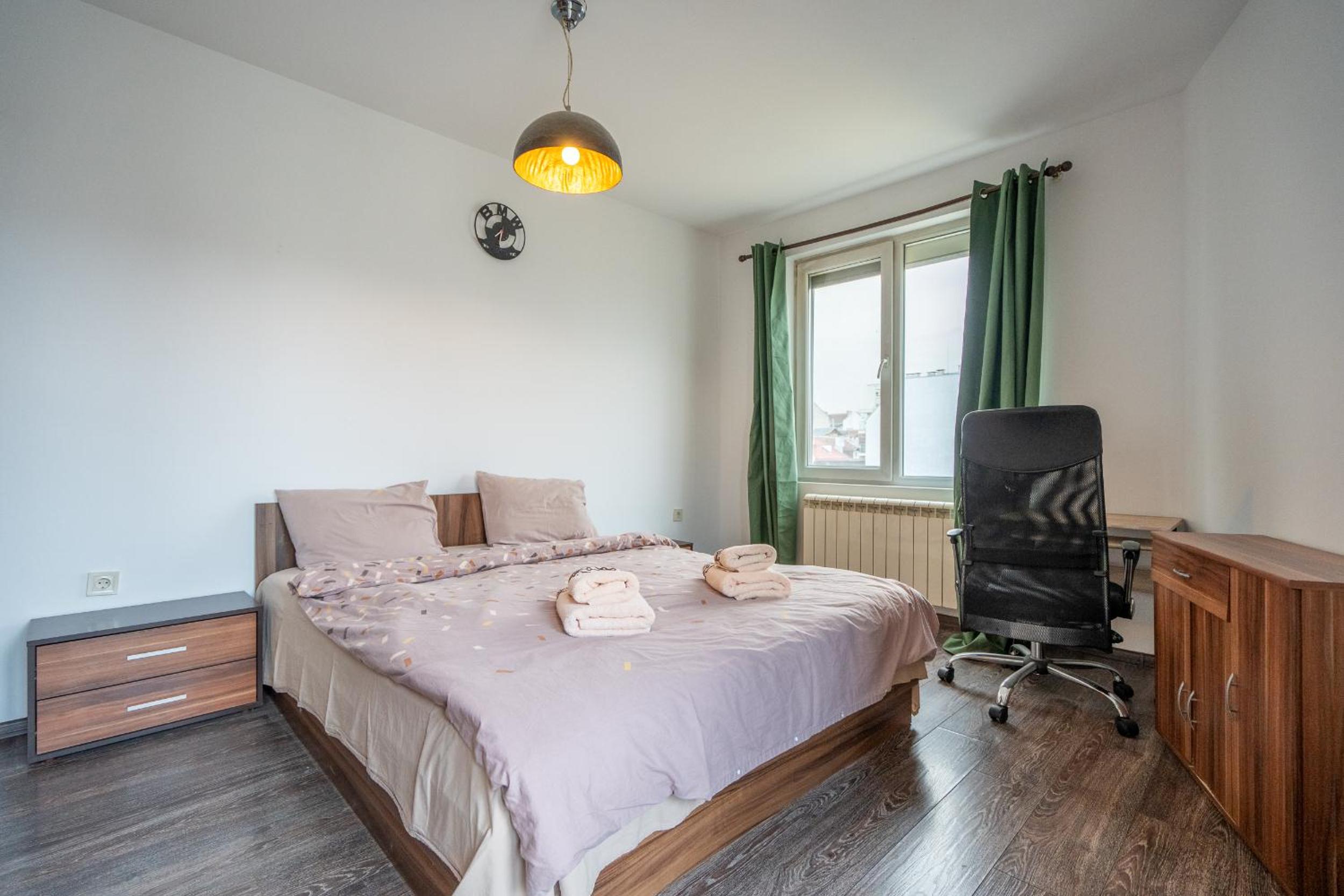 Central 1BDR Private parking