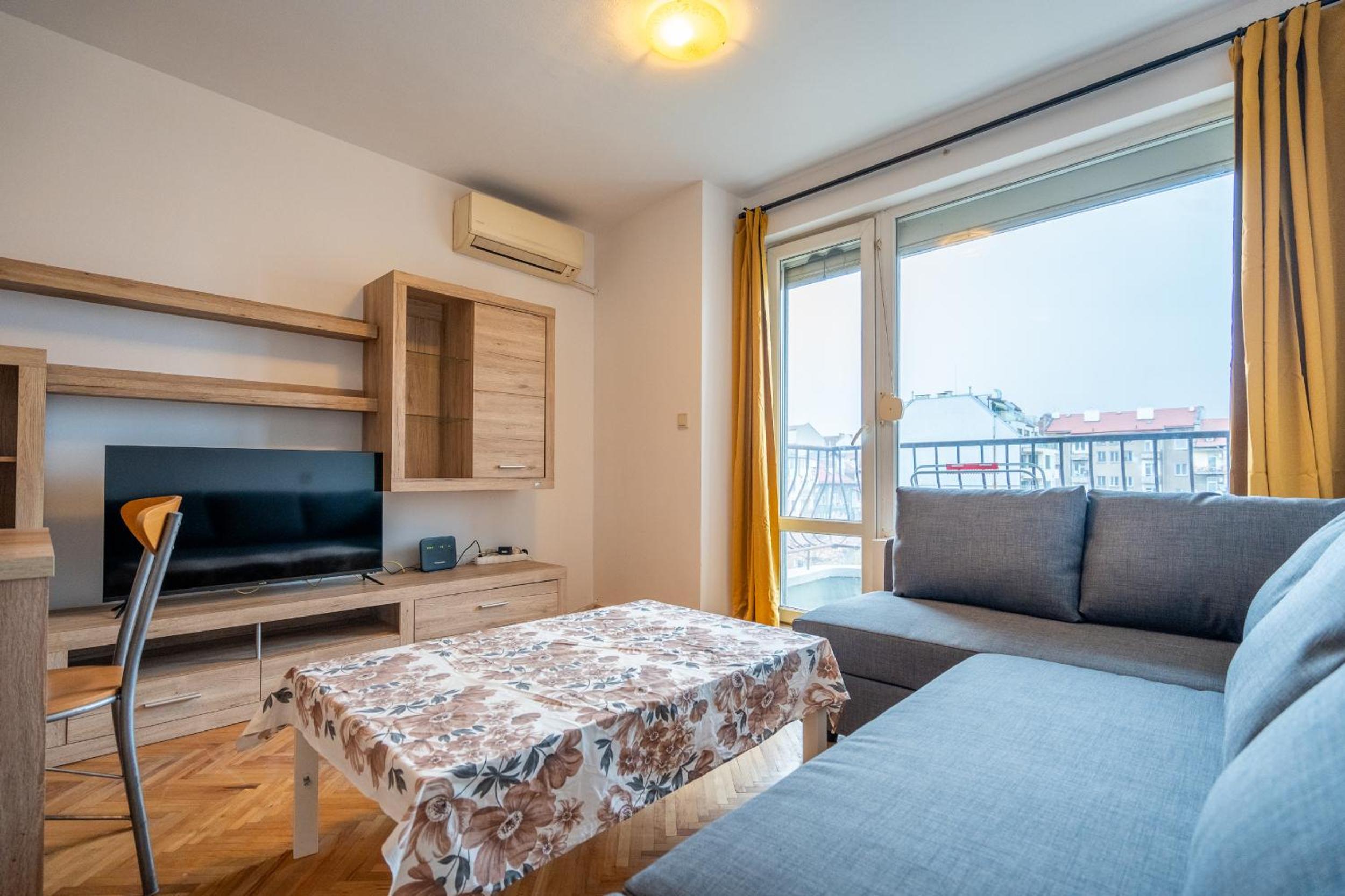Central 1BDR Private parking