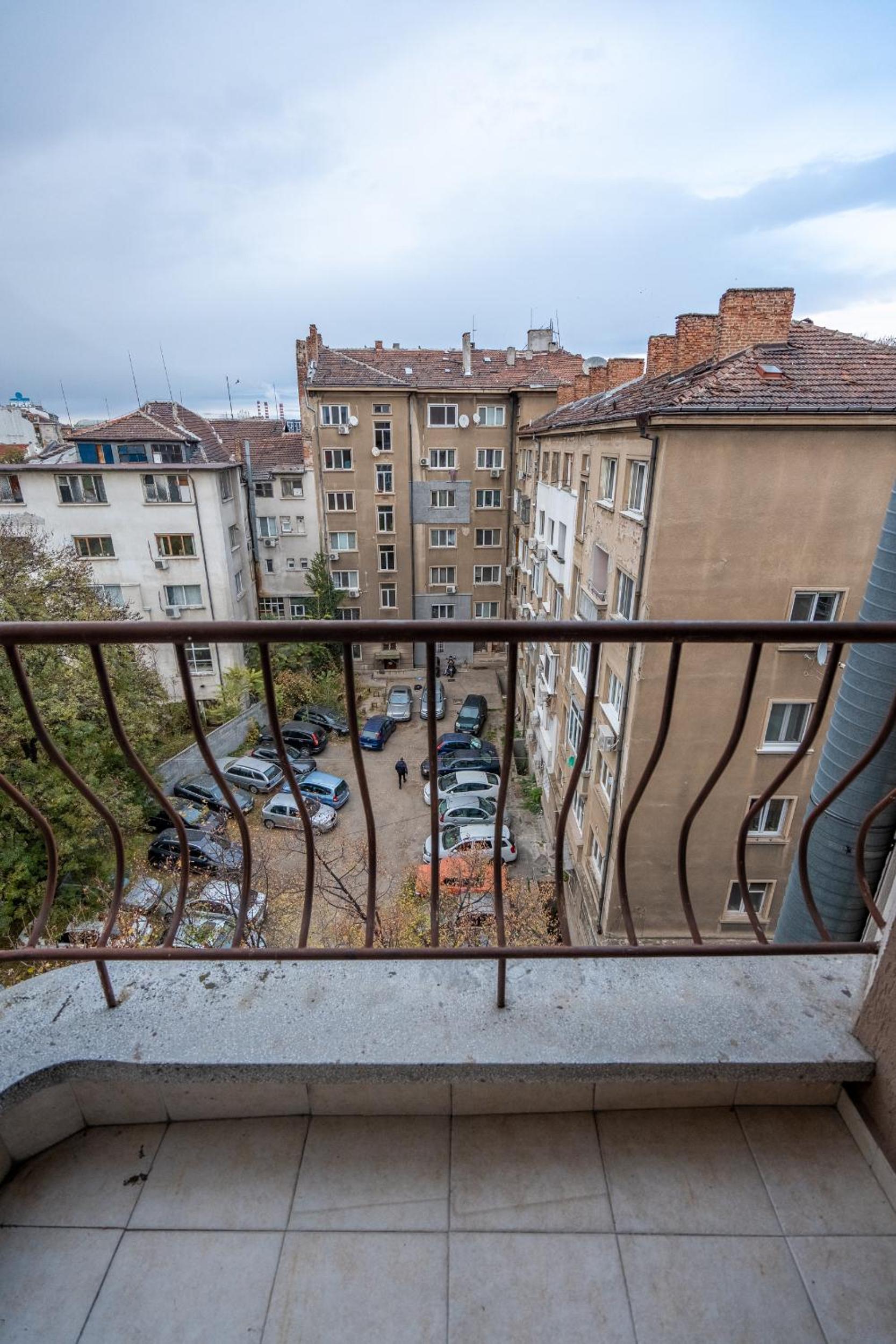 Central 1BDR Private parking