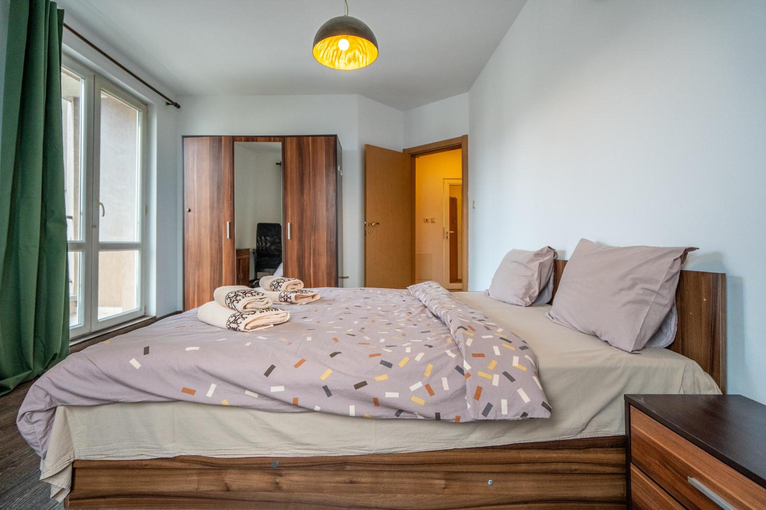 Central 1BDR Private parking