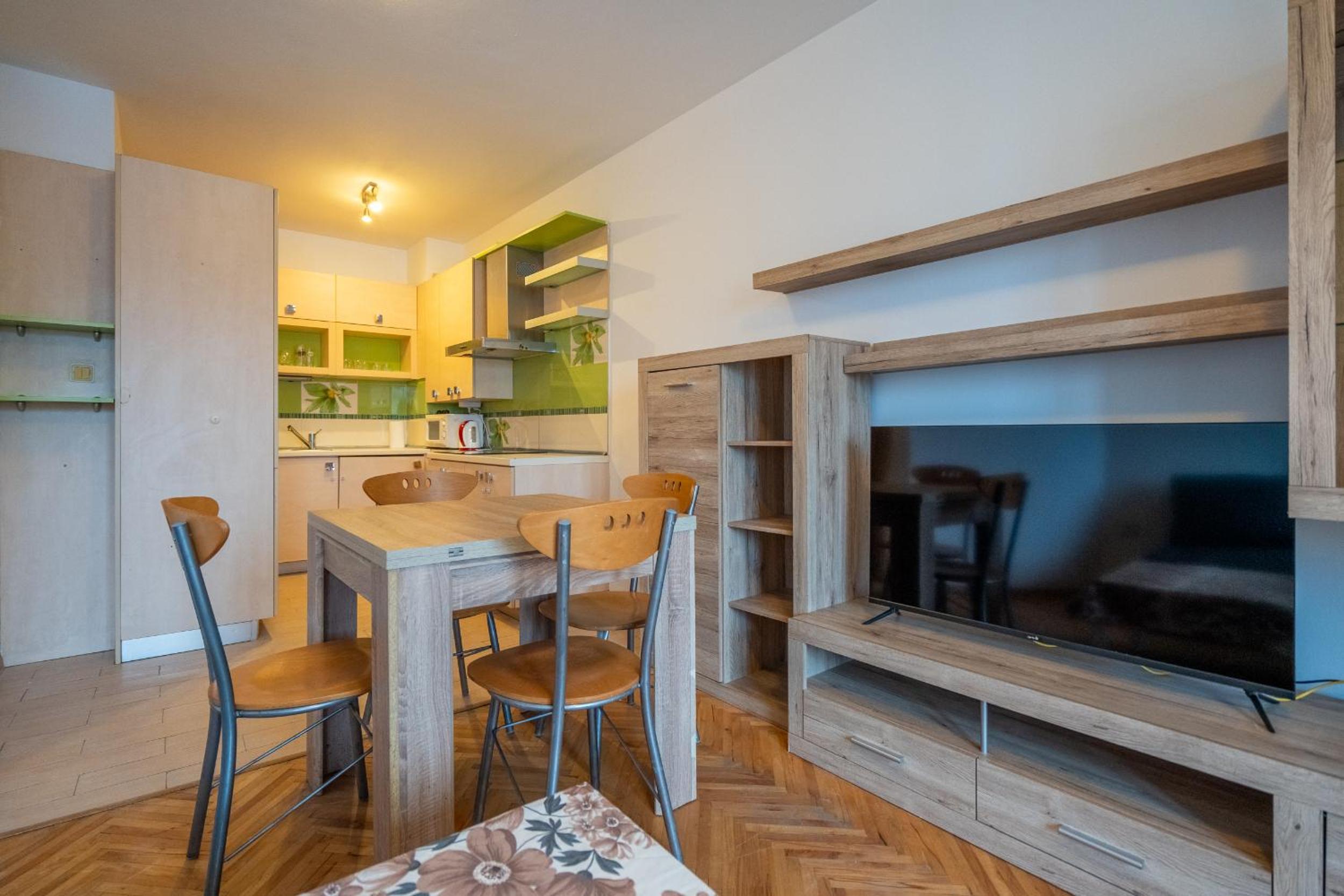 Central 1BDR Private parking