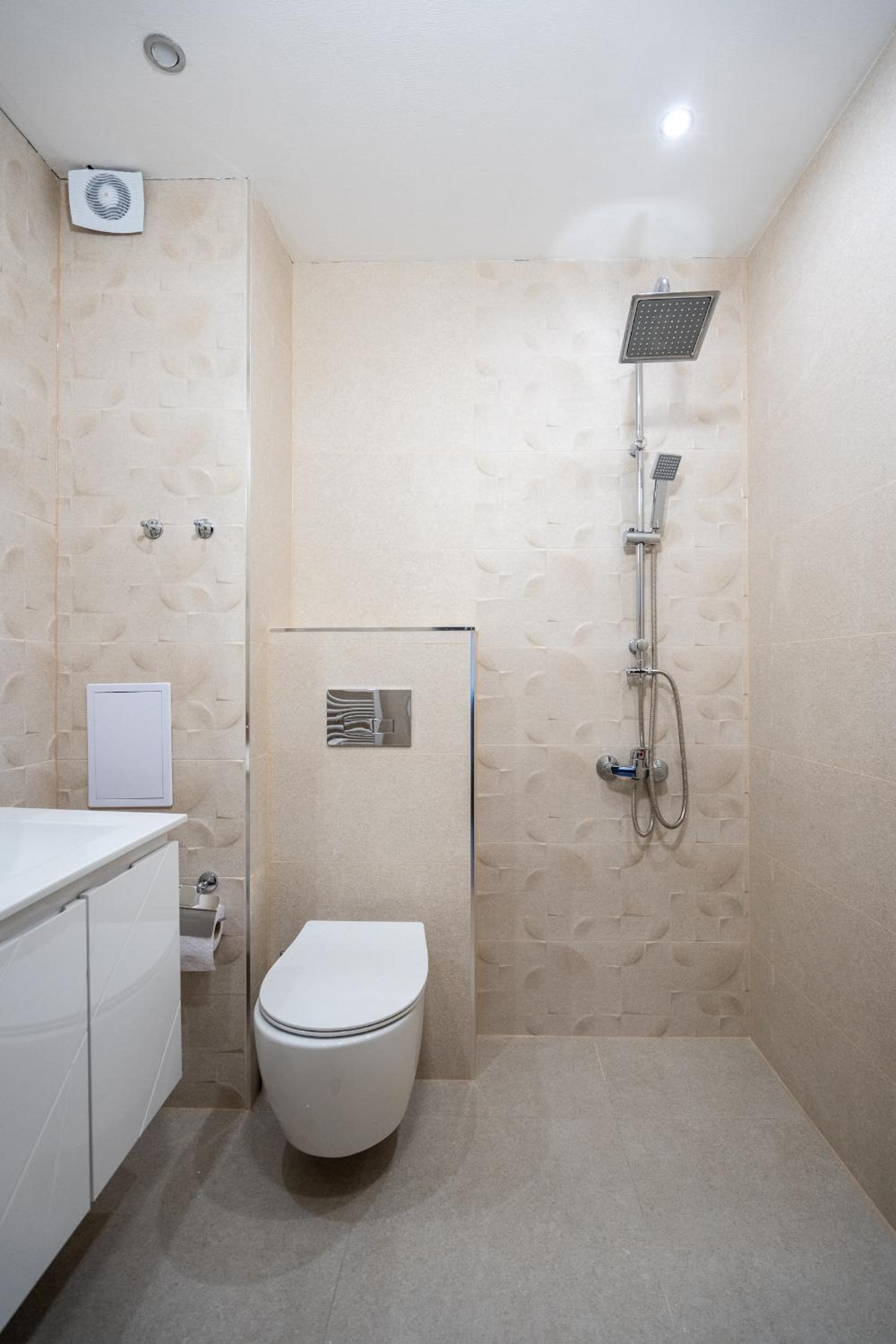 Central 1BDR Private parking
