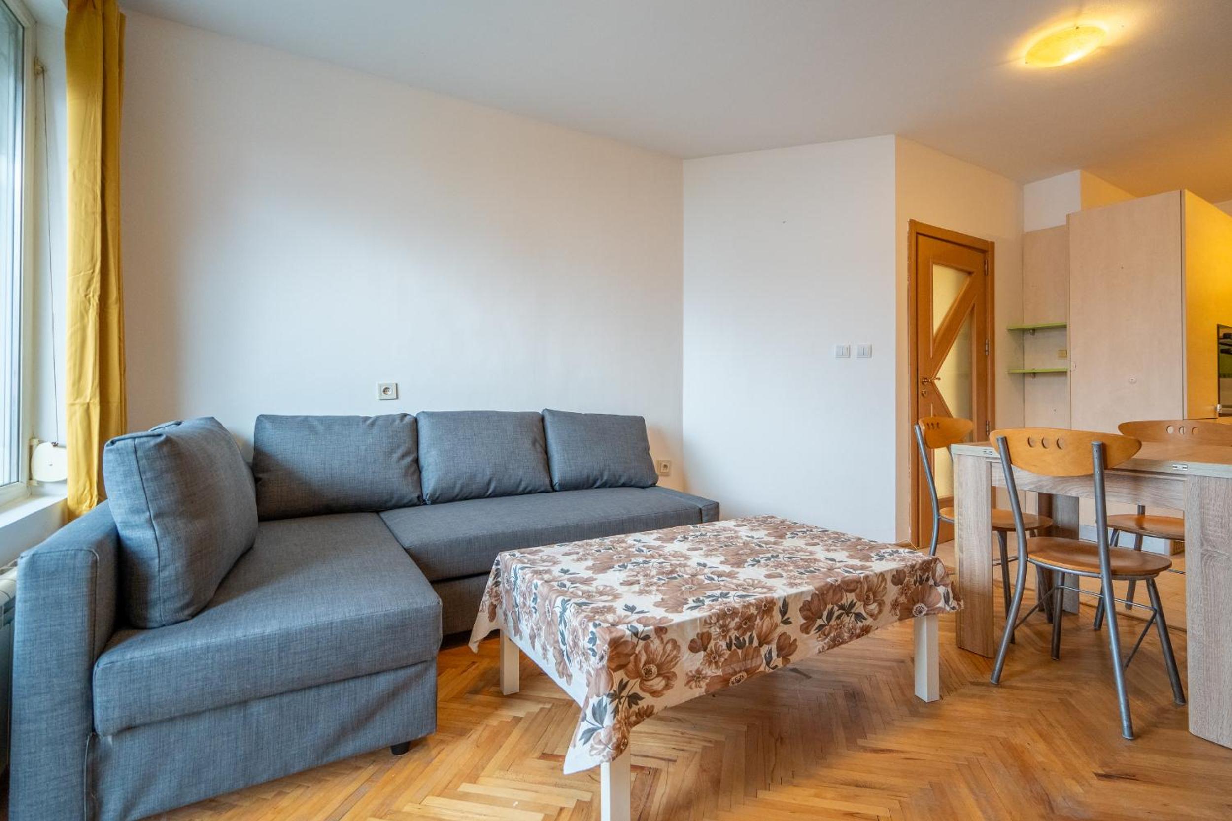 Central 1BDR Private parking