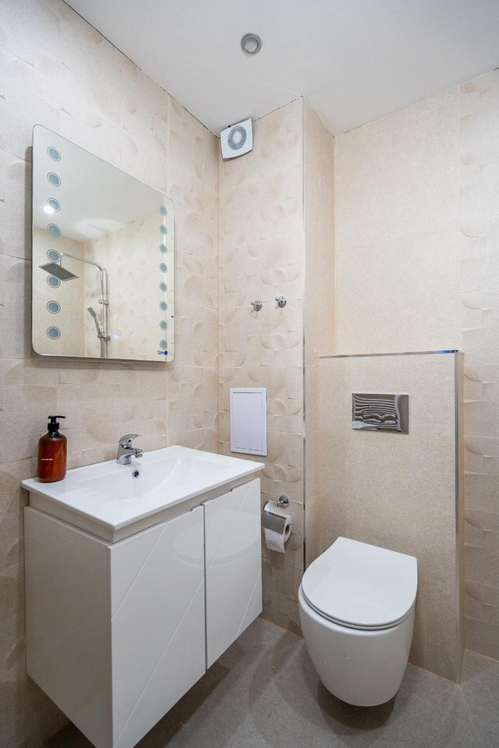 Central 1BDR Private parking