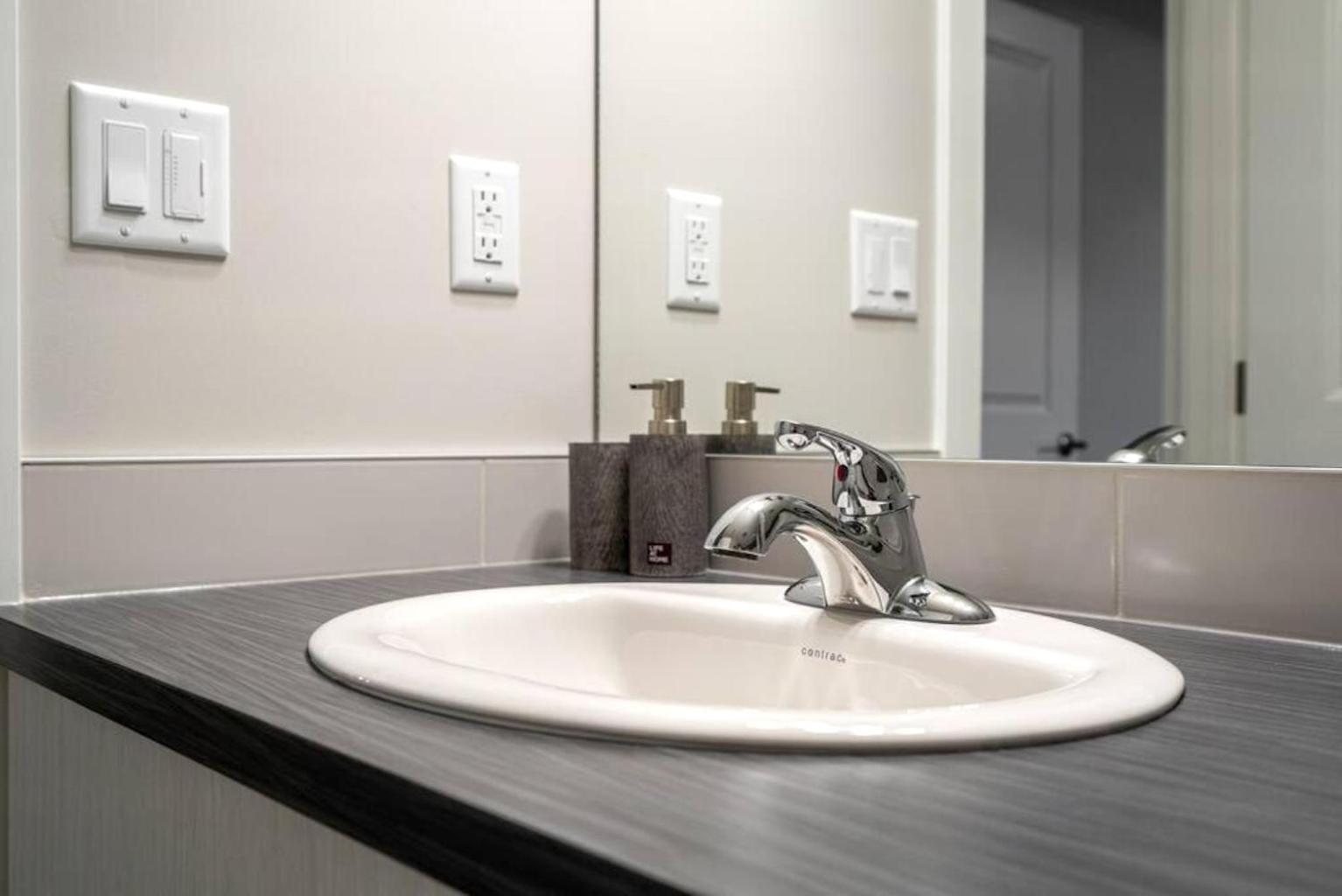 Luxurious Suite Close to the Airport