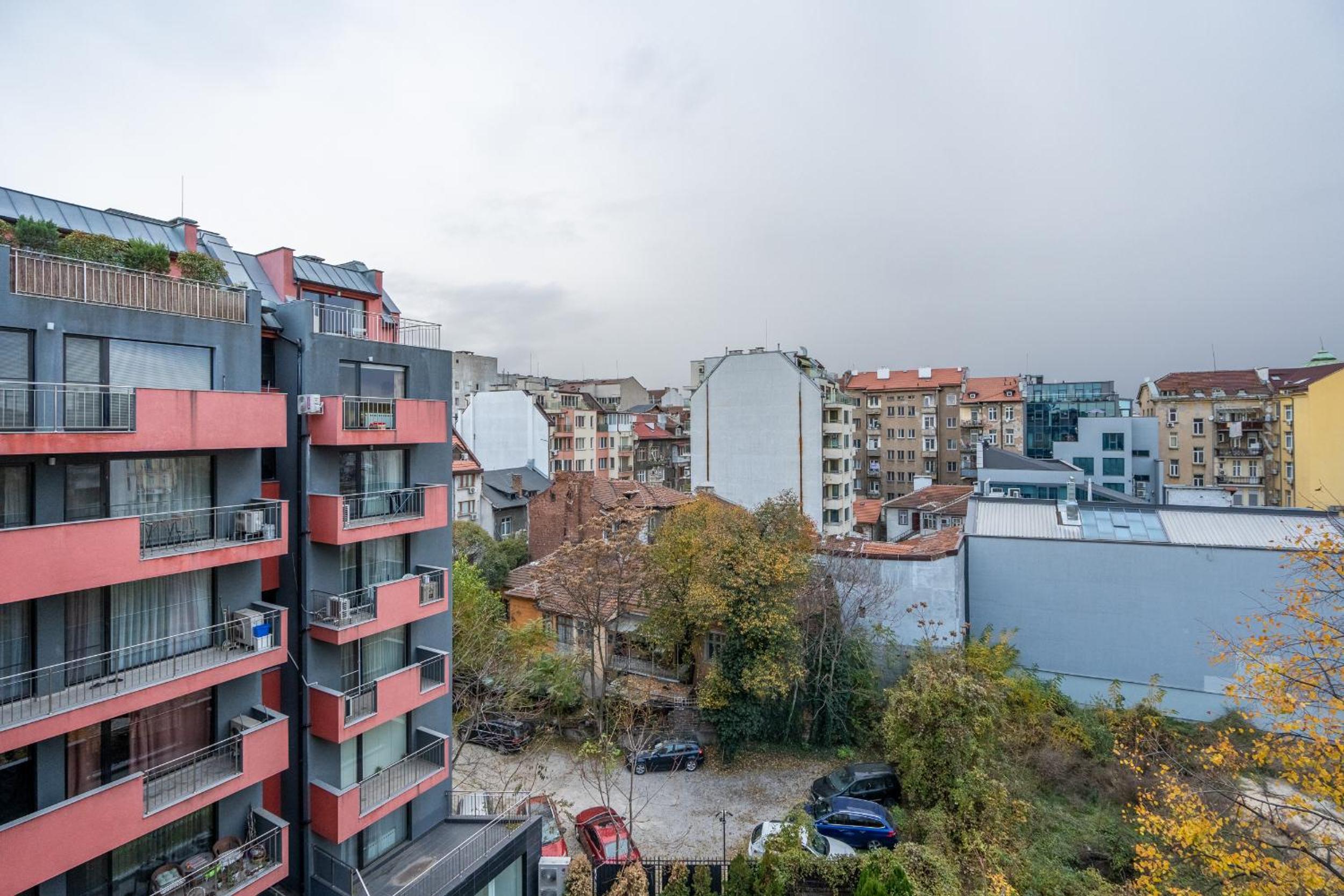 Central 1BDR Private parking