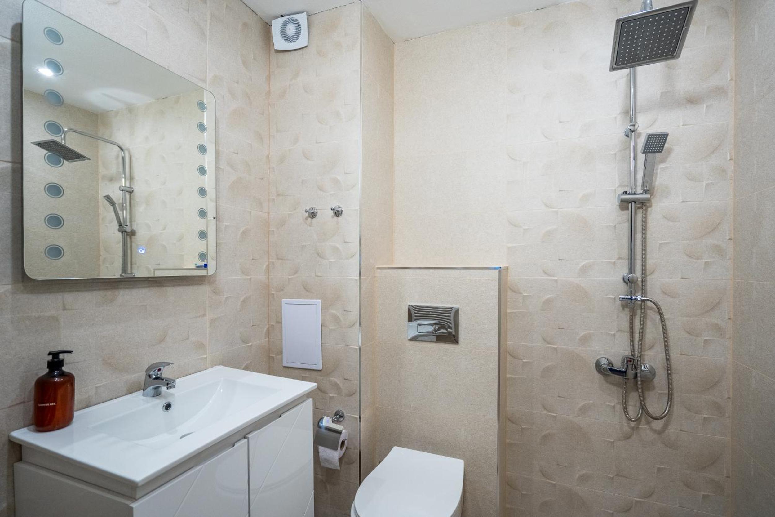Central 1BDR Private parking
