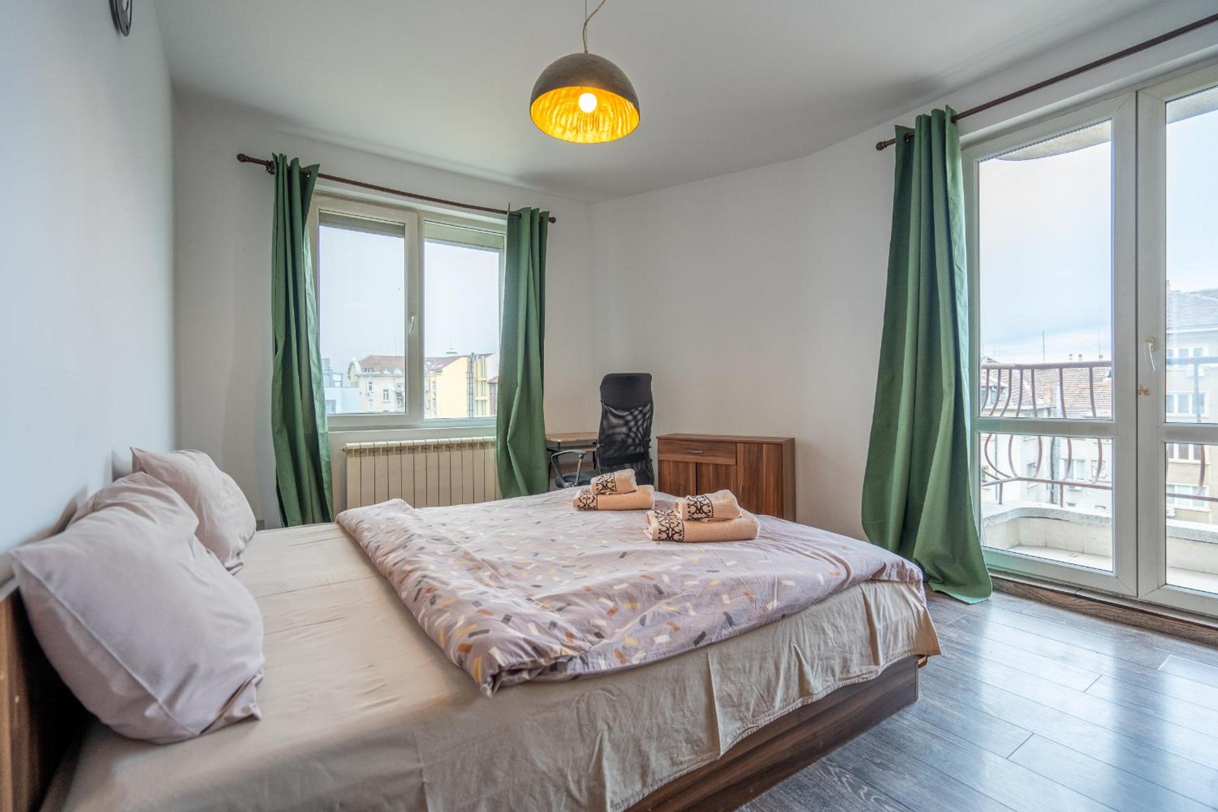 Central 1BDR Private parking