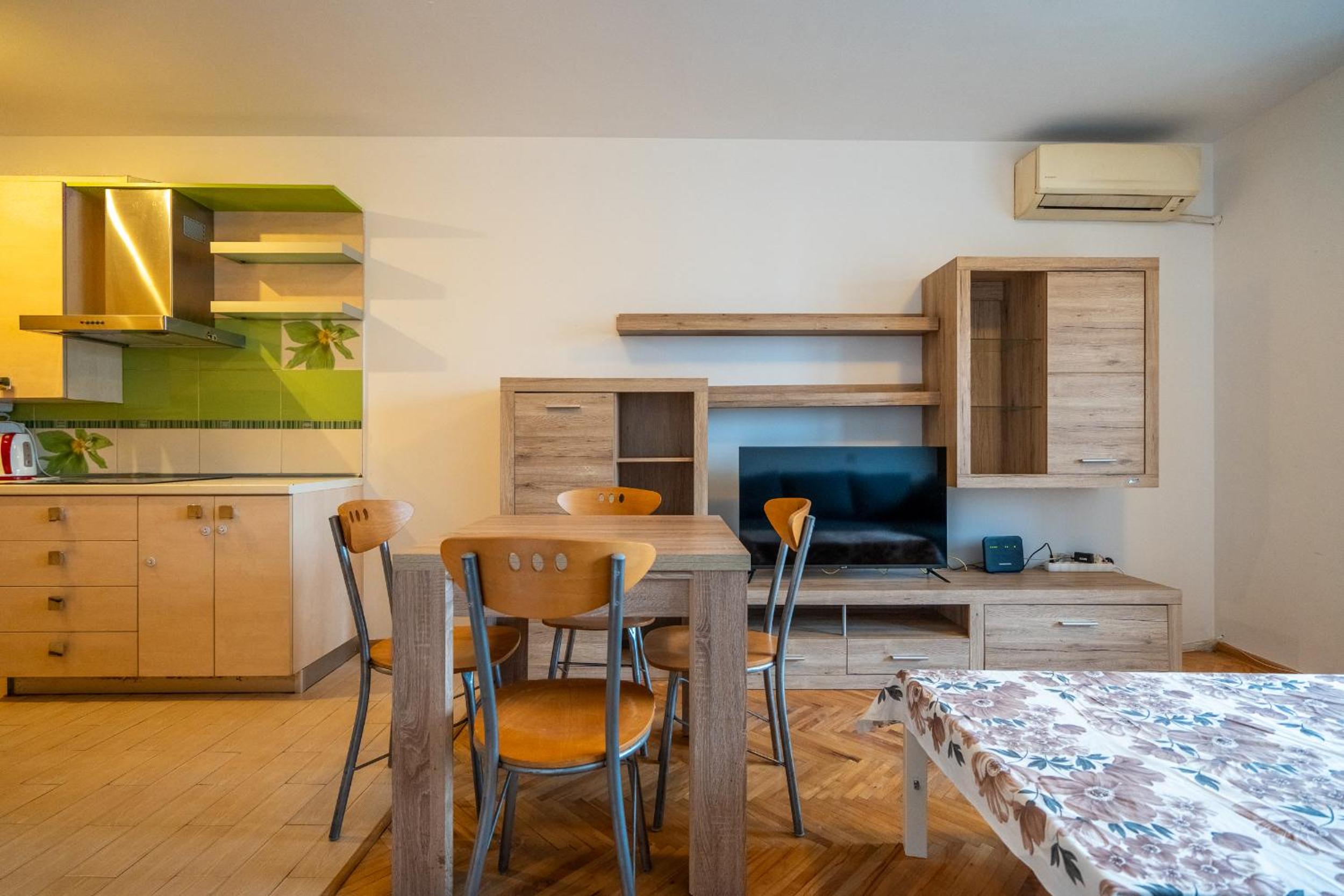 Central 1BDR Private parking