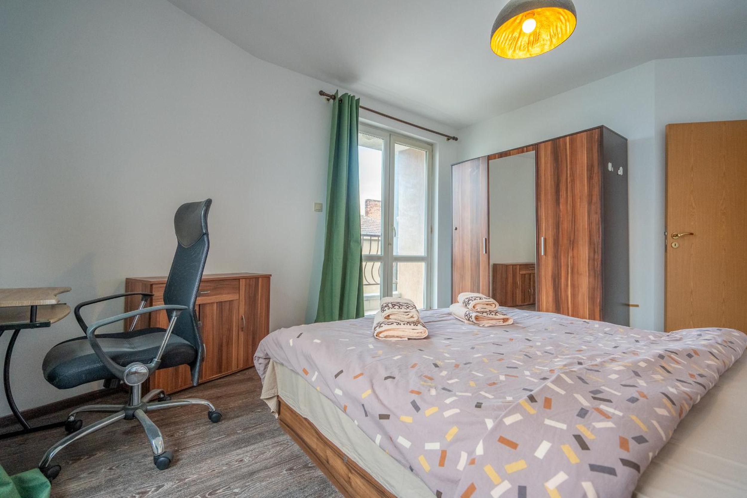 Central 1BDR Private parking