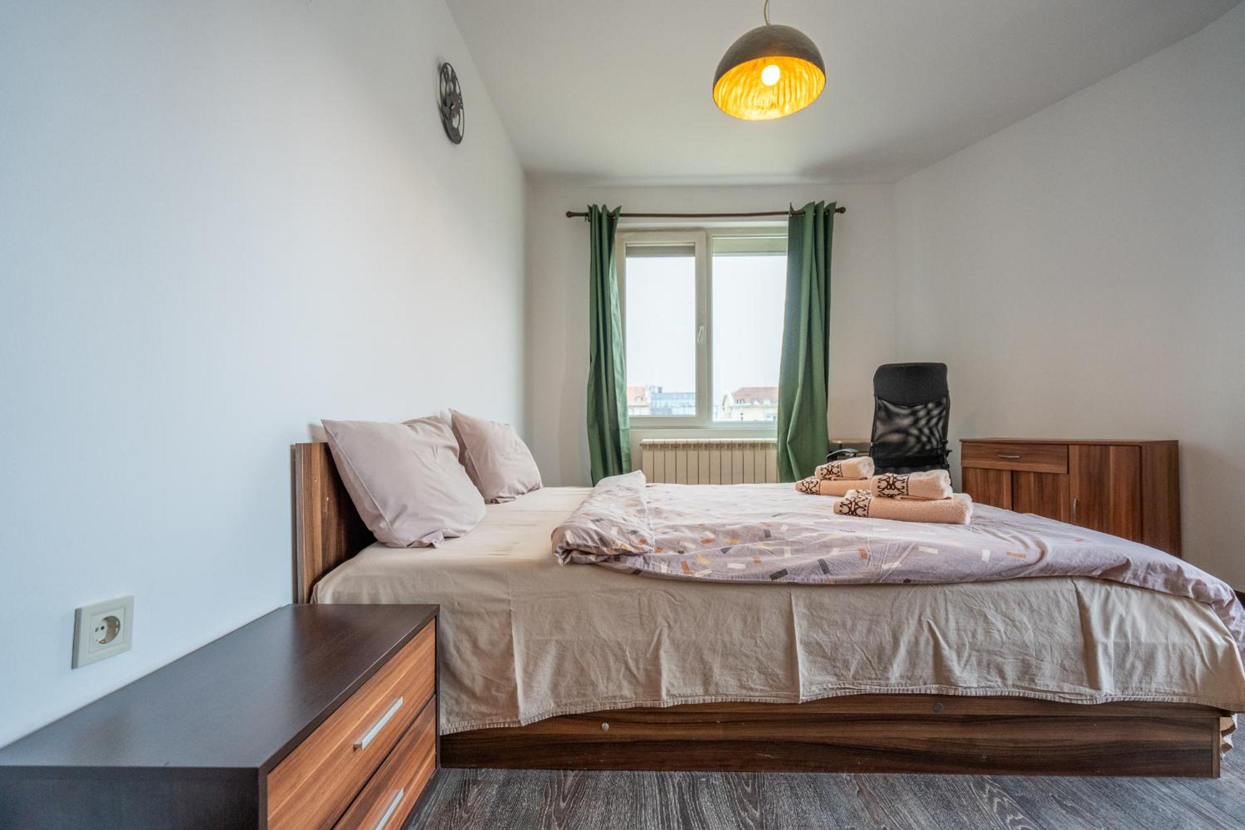 Central 1BDR Private parking
