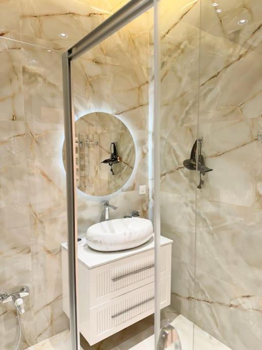 Luxury Serenity - 16th Floor Apt in City Center