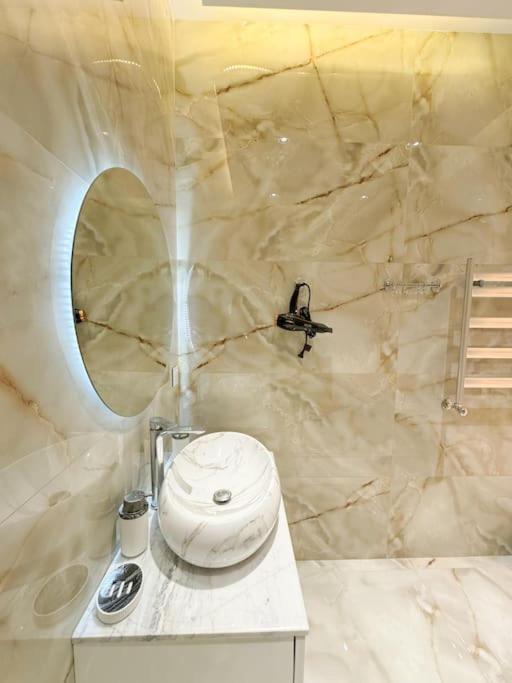 Luxury Serenity - 16th Floor Apt in City Center