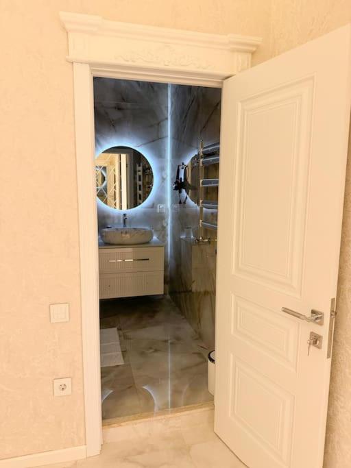 Luxury Serenity - 16th Floor Apt in City Center