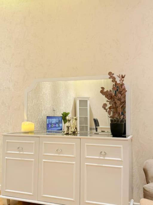 Luxury Serenity - 16th Floor Apt in City Center