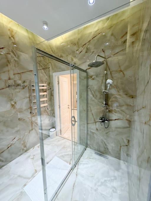 Luxury Serenity - 16th Floor Apt in City Center