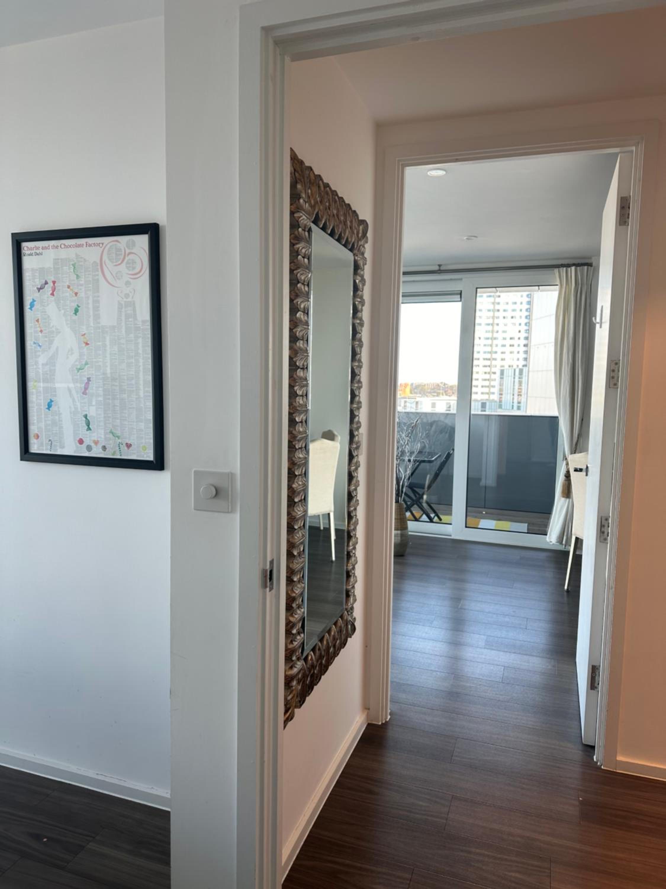 Chic 2-Bedroom Apartment with Stunning Views in London view 2