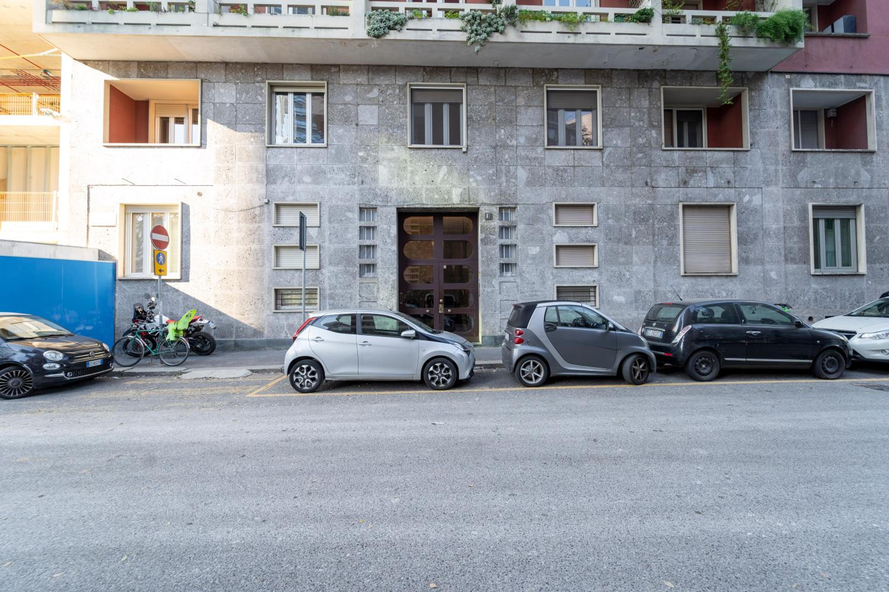 Designed apartment in Milan center Gae Aulenti area with AC, WiFi and Subway airport connected steps from Central Station