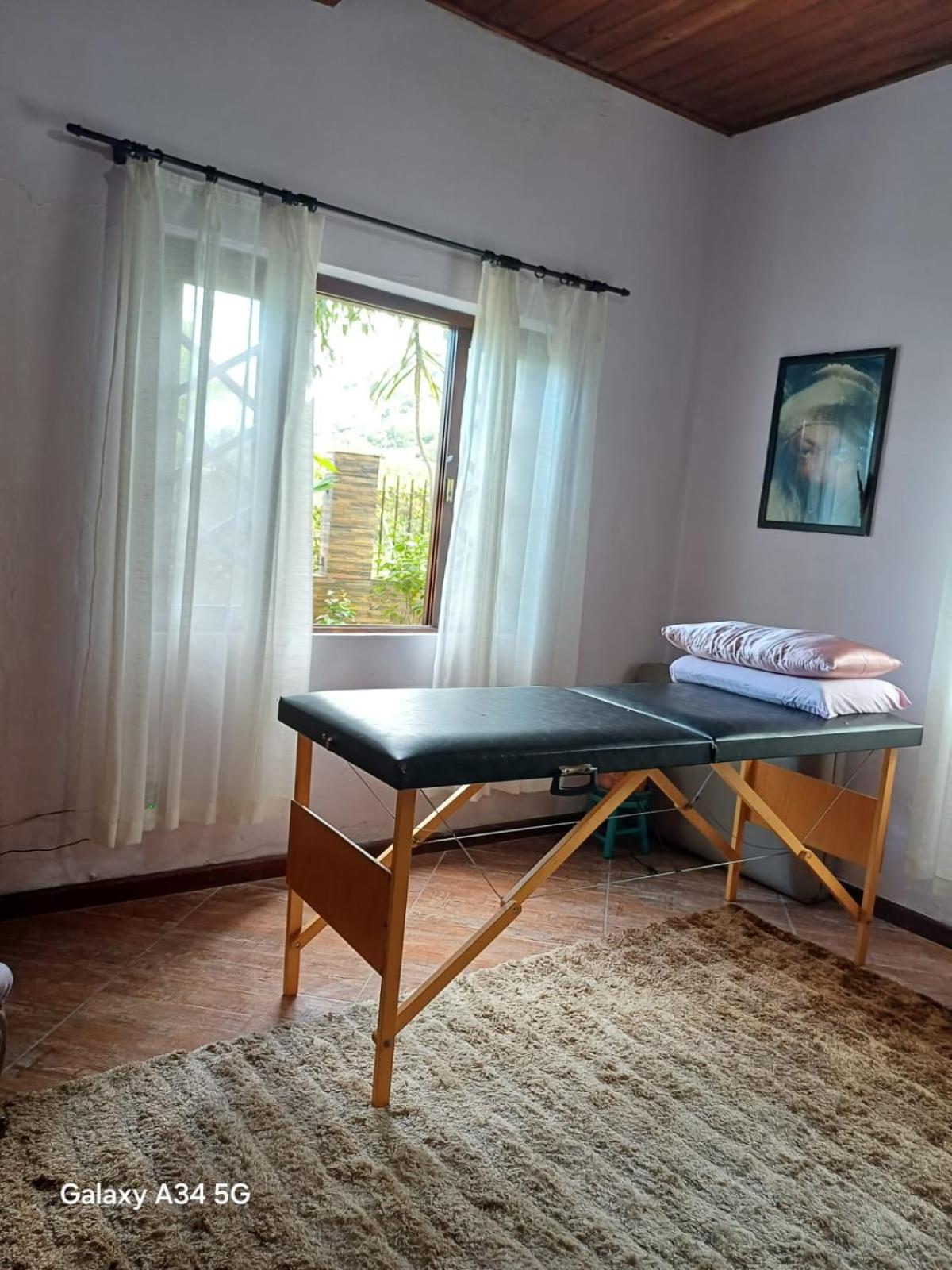 Suite ampla e confortável em Sobrado familiar no Rio Vermelho, próximo ao parque RV e acesso a lagoa