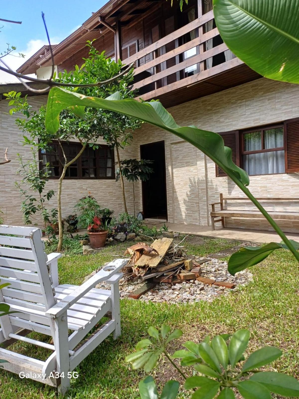 Suite ampla e confortável em Sobrado familiar no Rio Vermelho, próximo ao parque RV e acesso a lagoa