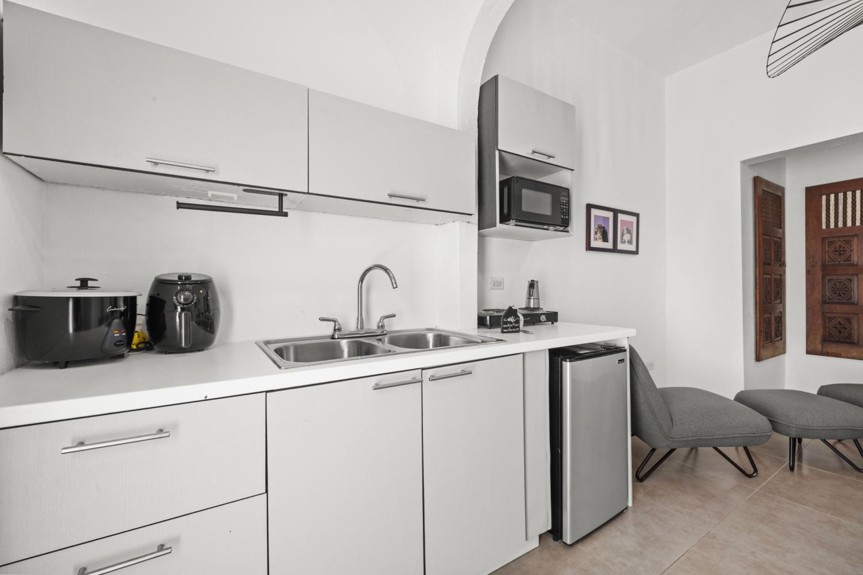 APT, Artistic Decor One Bedroom - Self Check In -MM9 view 2
