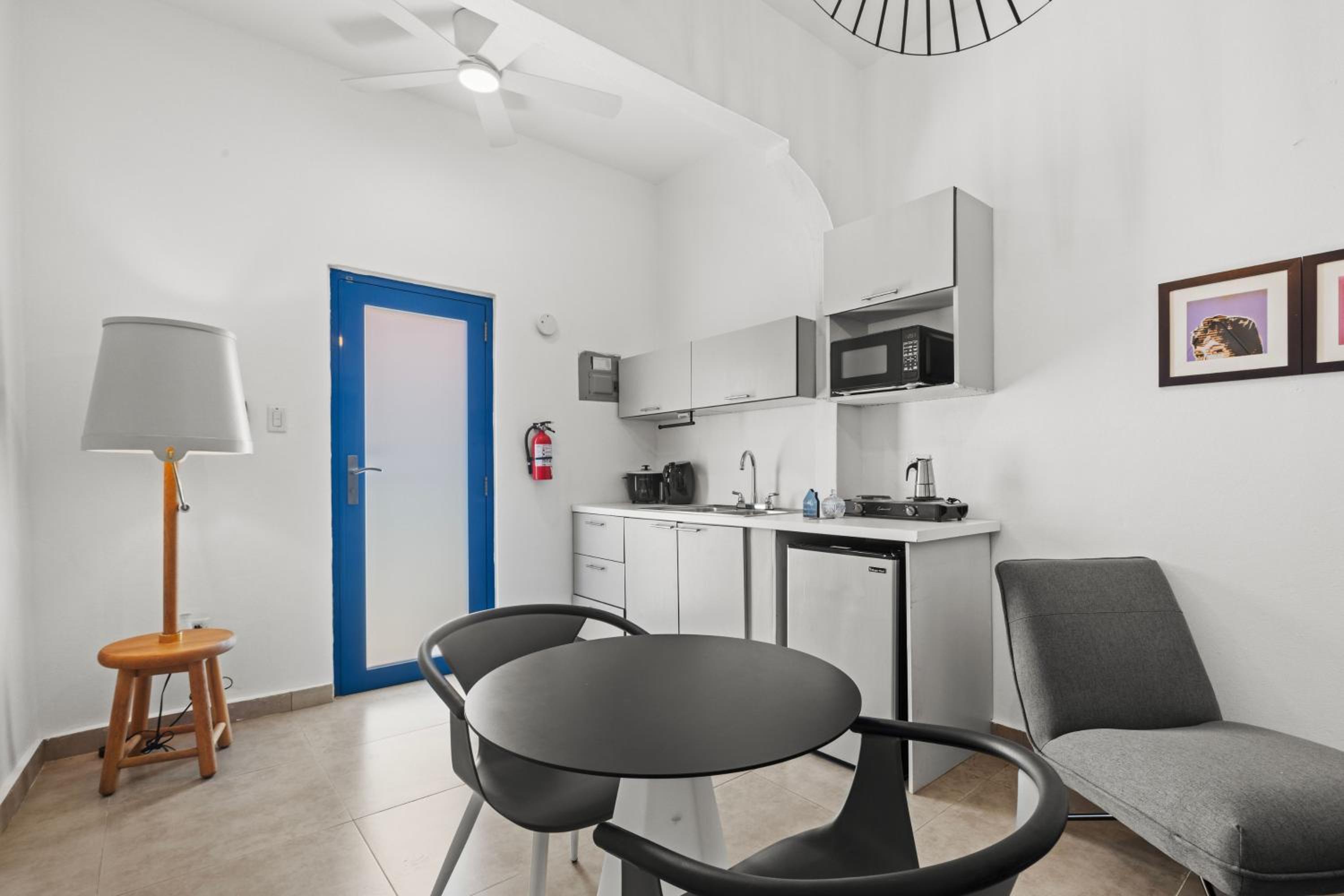 APT, Artistic Decor One Bedroom - Self Check In -MM9 view 3